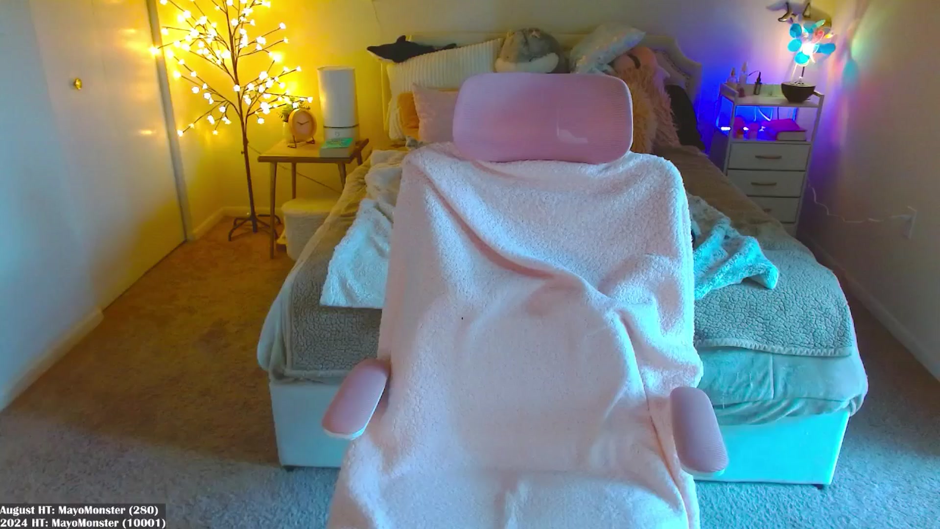 Gallery image thumbnail from MangoMae's myfreecams stream on, 08/03/2024, 15:09 image 2 of 20