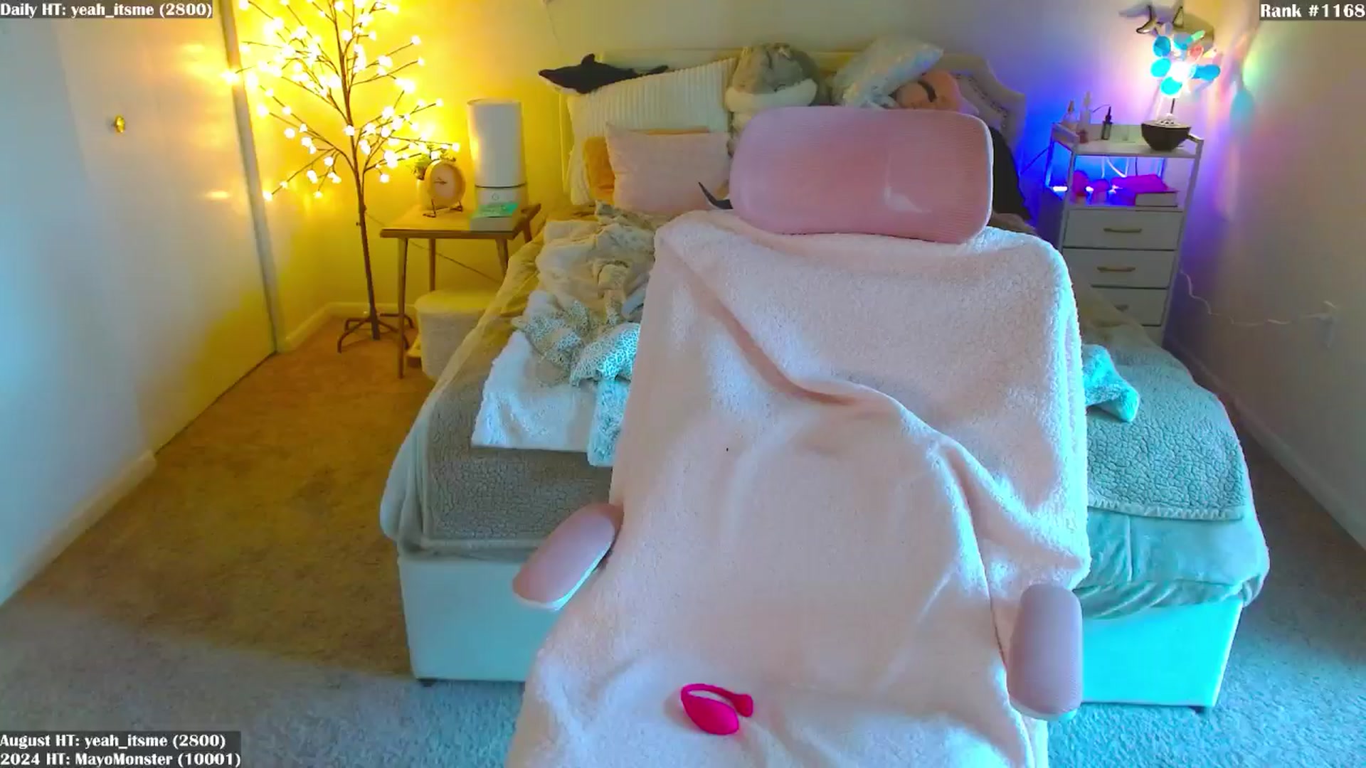 Gallery image thumbnail from MangoMae's myfreecams stream on, 08/03/2024, 15:09 image 14 of 20