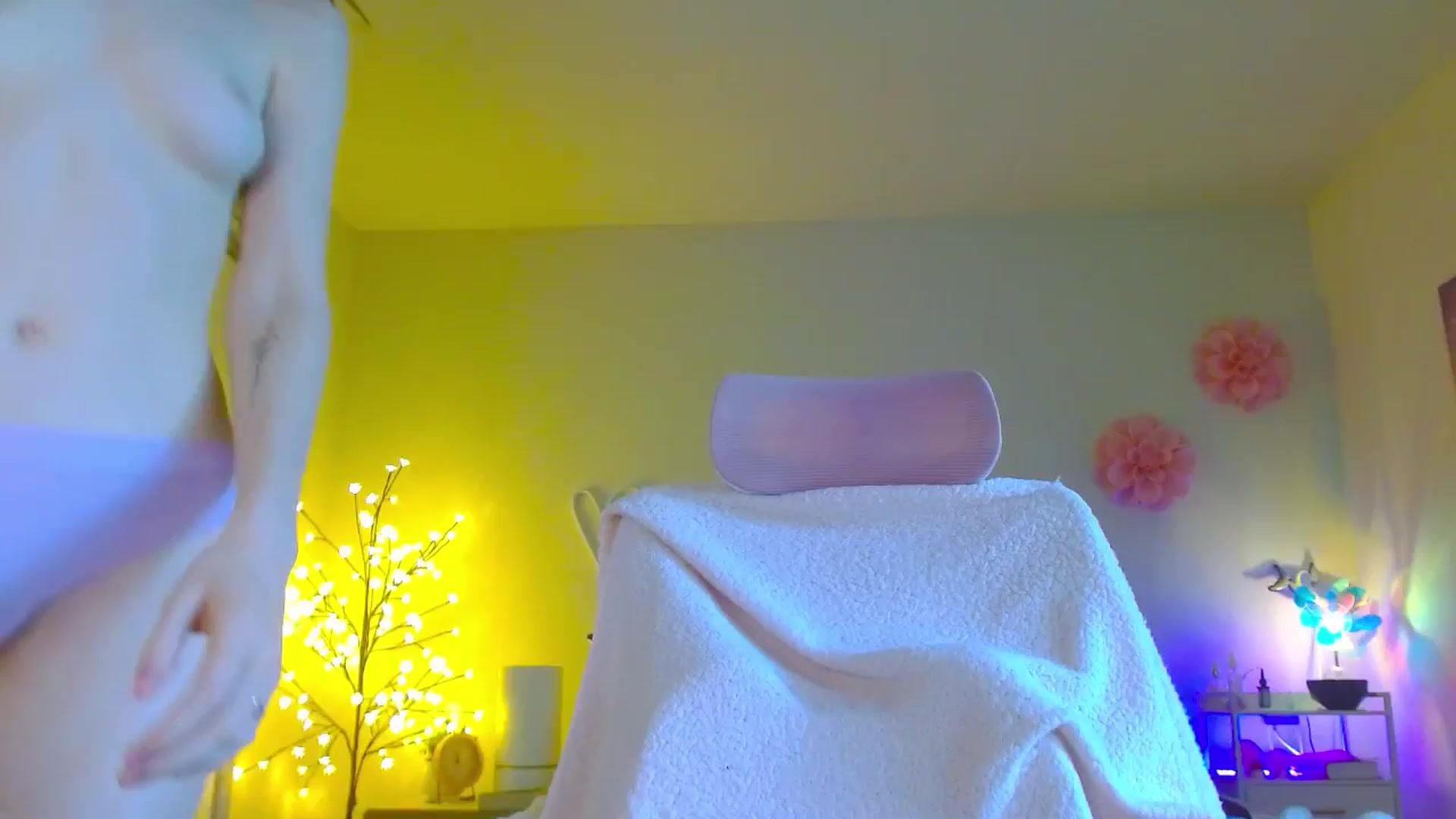 Gallery image thumbnail from MangoMae's myfreecams stream on, 08/03/2024, 16:29 image 6 of 20