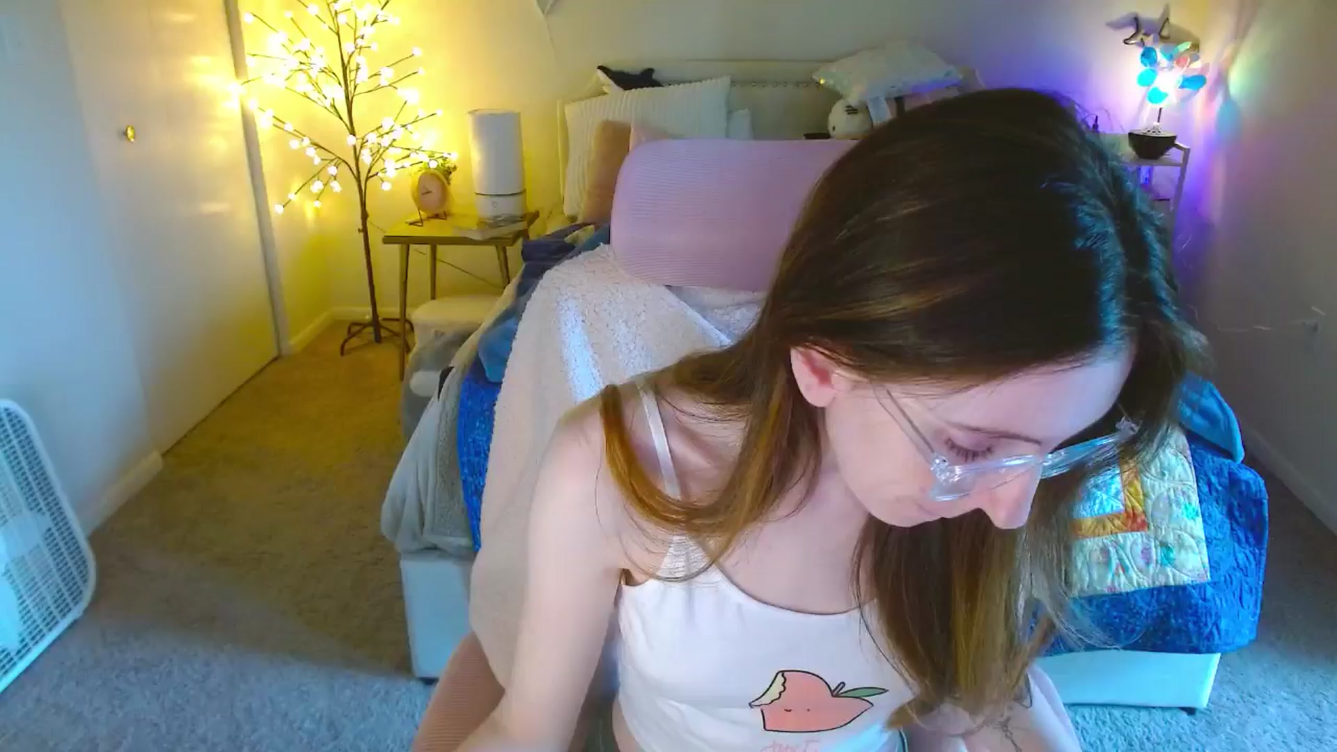 Gallery image thumbnail from MangoMae's myfreecams stream on, 08/25/2024, 14:51 image 14 of 20