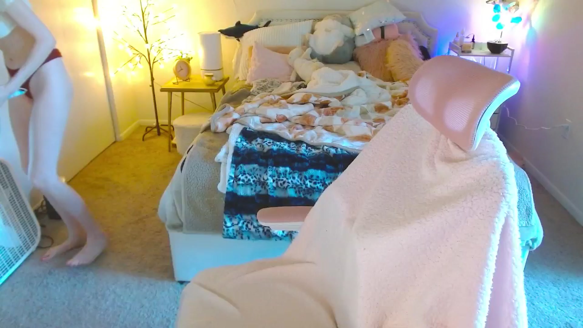Gallery image thumbnail from MangoMae's myfreecams stream on, 09/15/2024, 15:42 image 7 of 20