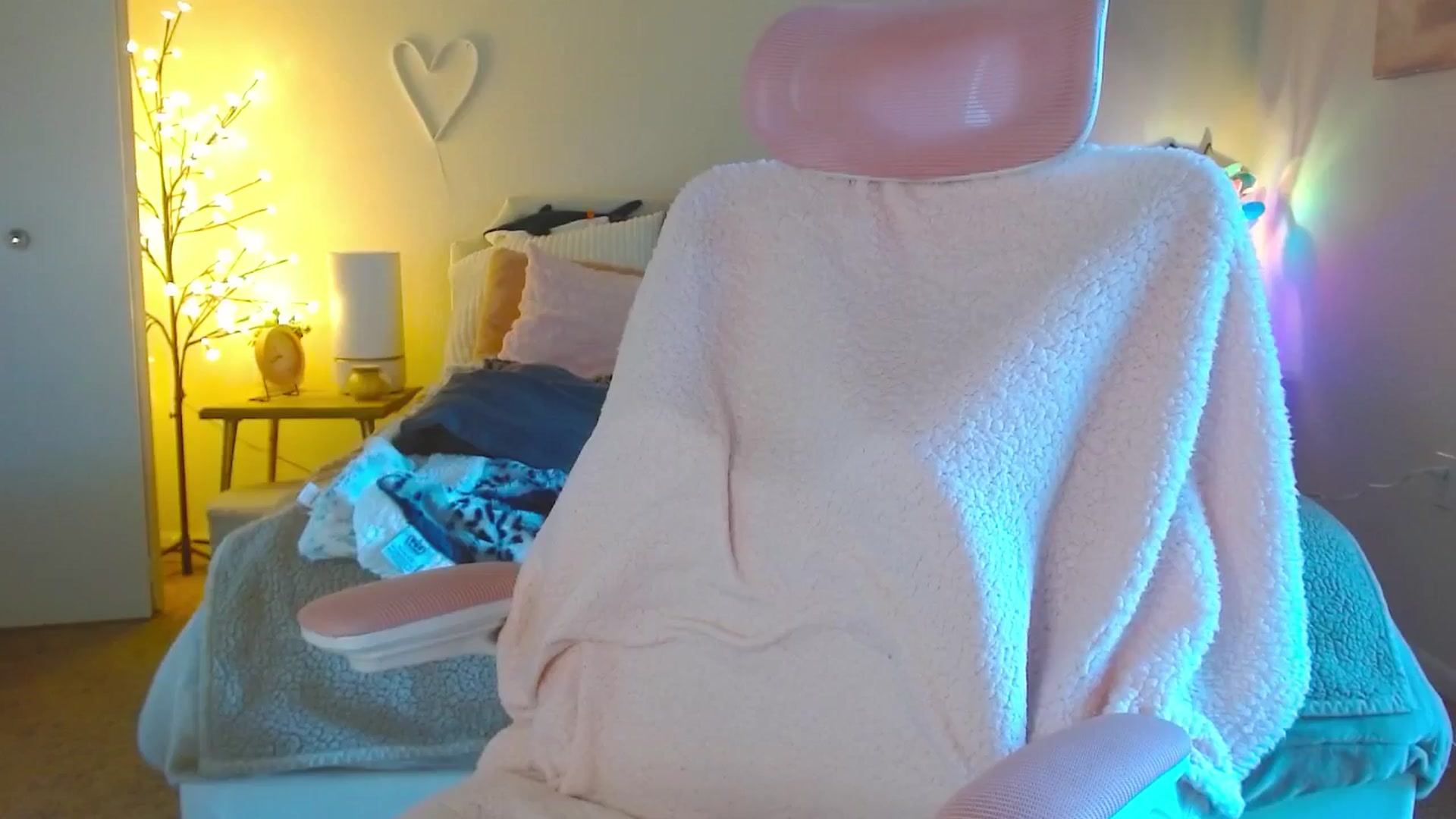 Gallery image thumbnail from MangoMae's myfreecams stream on, 09/18/2024, 19:43 image 13 of 20