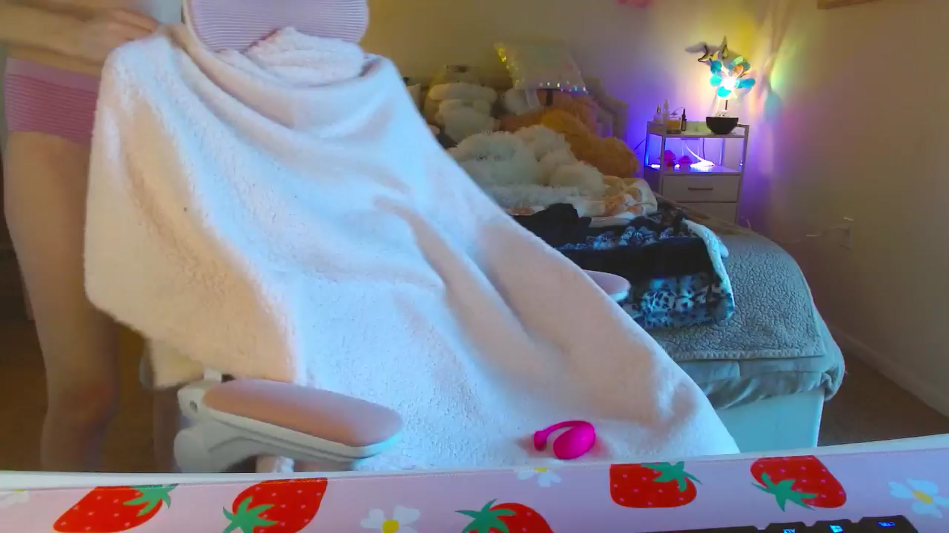 Gallery image thumbnail from MangoMae's myfreecams stream on, 09/18/2024, 19:43 image 17 of 20