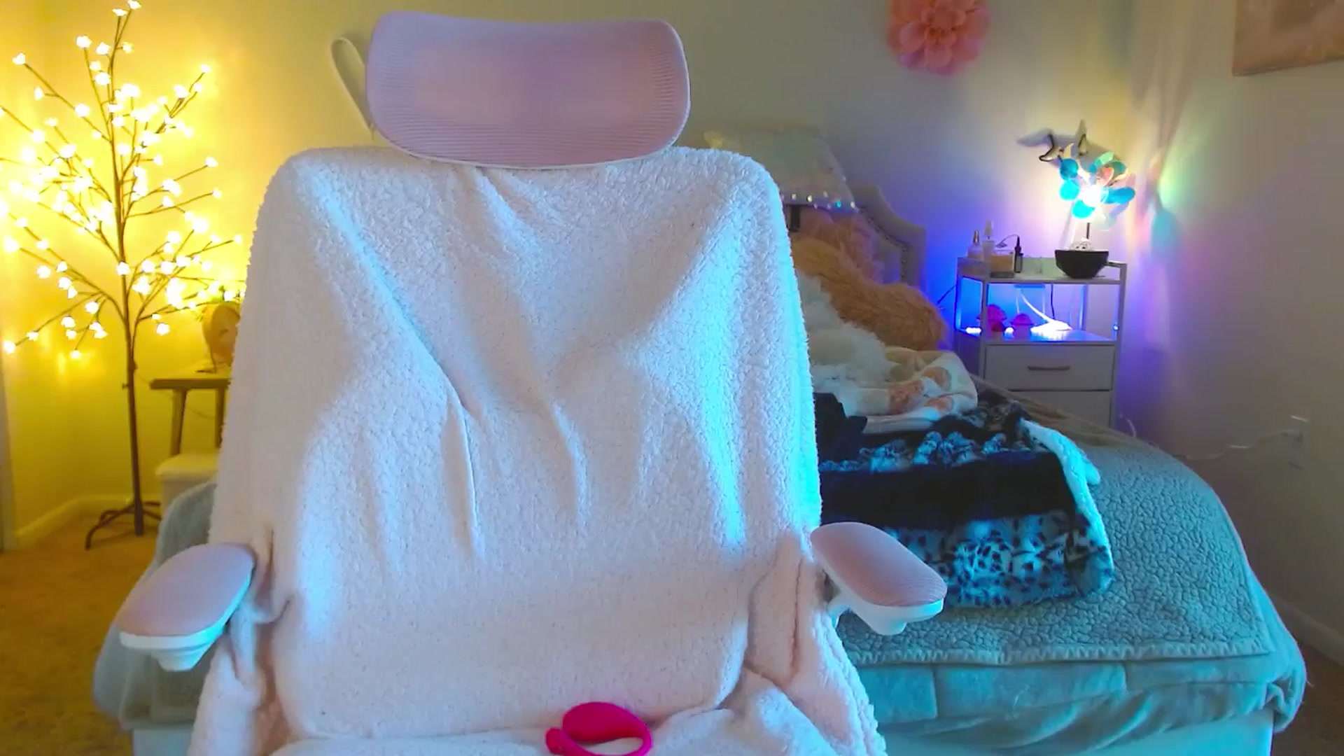 Gallery image thumbnail from MangoMae's myfreecams stream on, 09/18/2024, 19:43 image 6 of 20