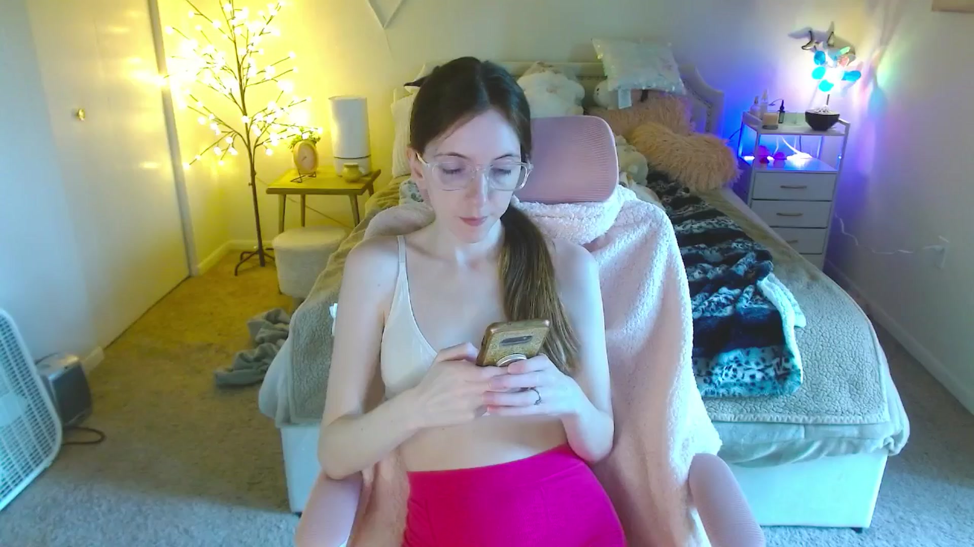 Gallery image thumbnail from MangoMae's myfreecams stream on, 09/20/2024, 13:38 image 6 of 20