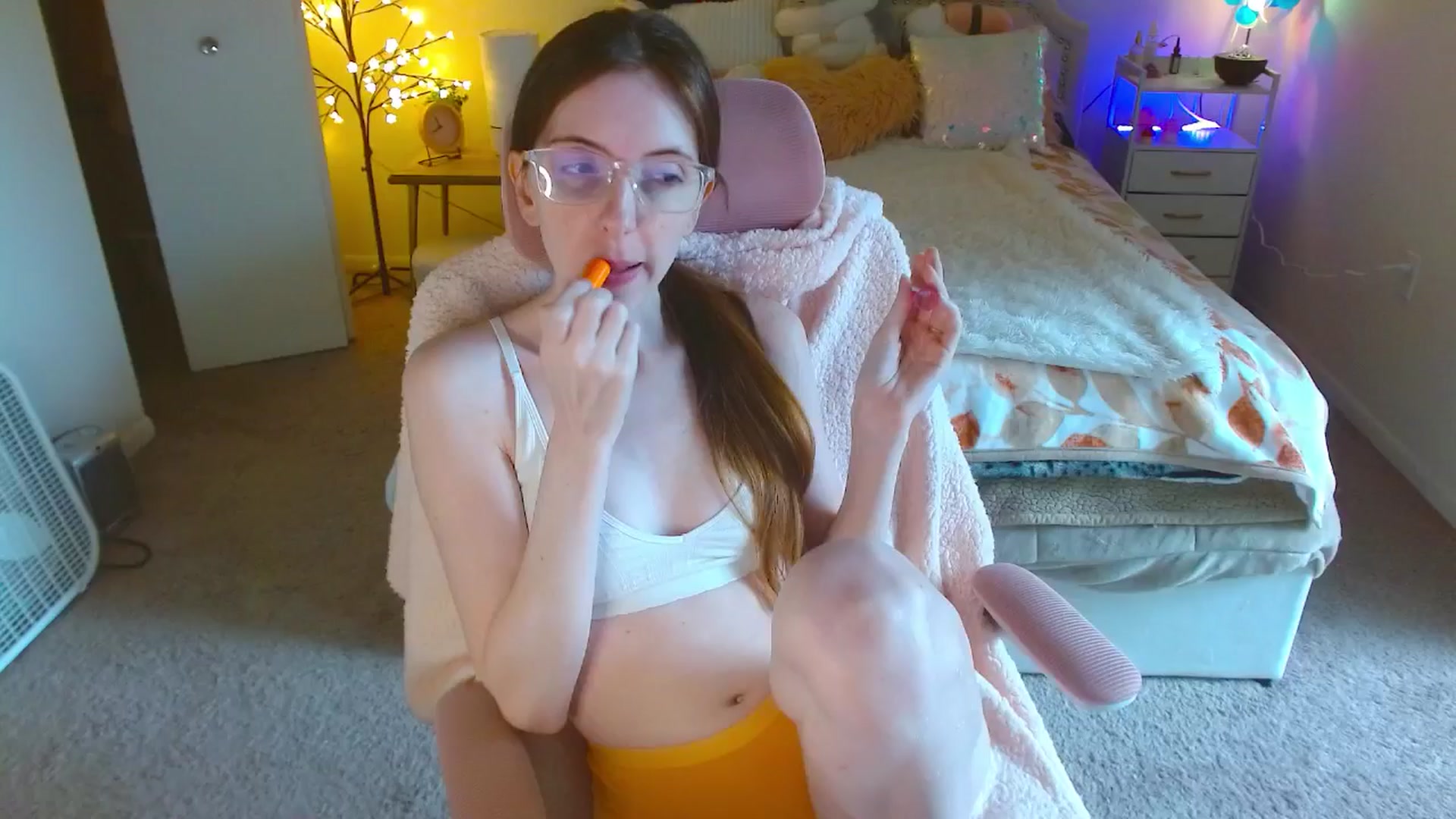 Gallery image thumbnail from MangoMae's myfreecams stream on, 09/27/2024, 20:08 image 17 of 20