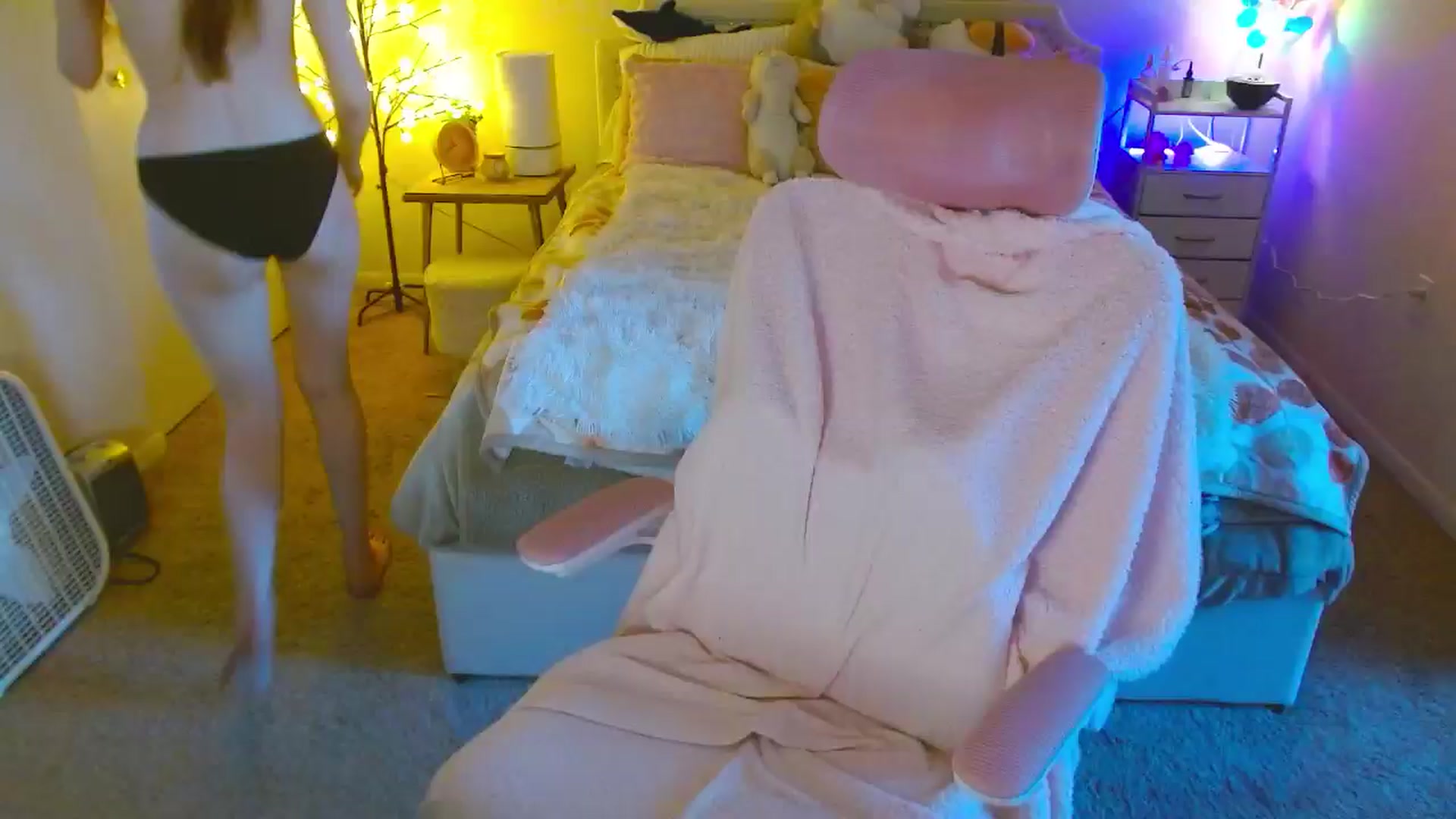 Gallery image thumbnail from MangoMae's myfreecams stream on, 10/01/2024, 23:10 image 7 of 20