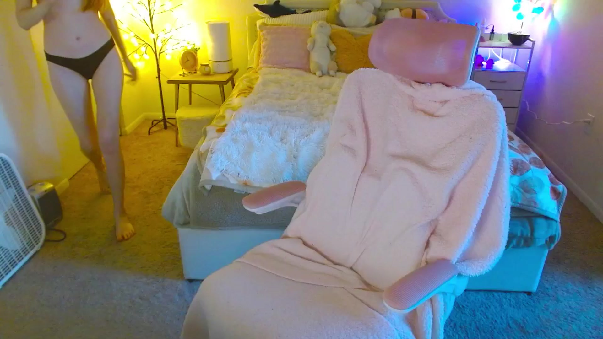 Gallery image thumbnail from MangoMae's myfreecams stream on, 10/01/2024, 23:10 image 9 of 20