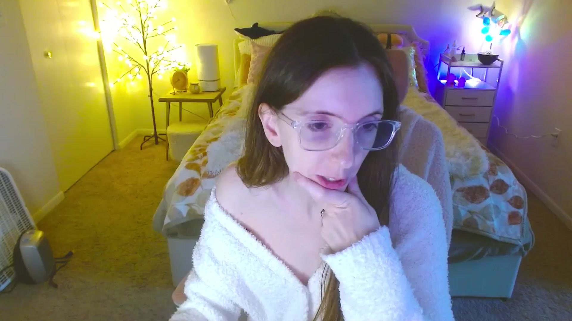 Gallery image thumbnail from MangoMae's myfreecams stream on, 10/03/2024, 23:23 image 17 of 20