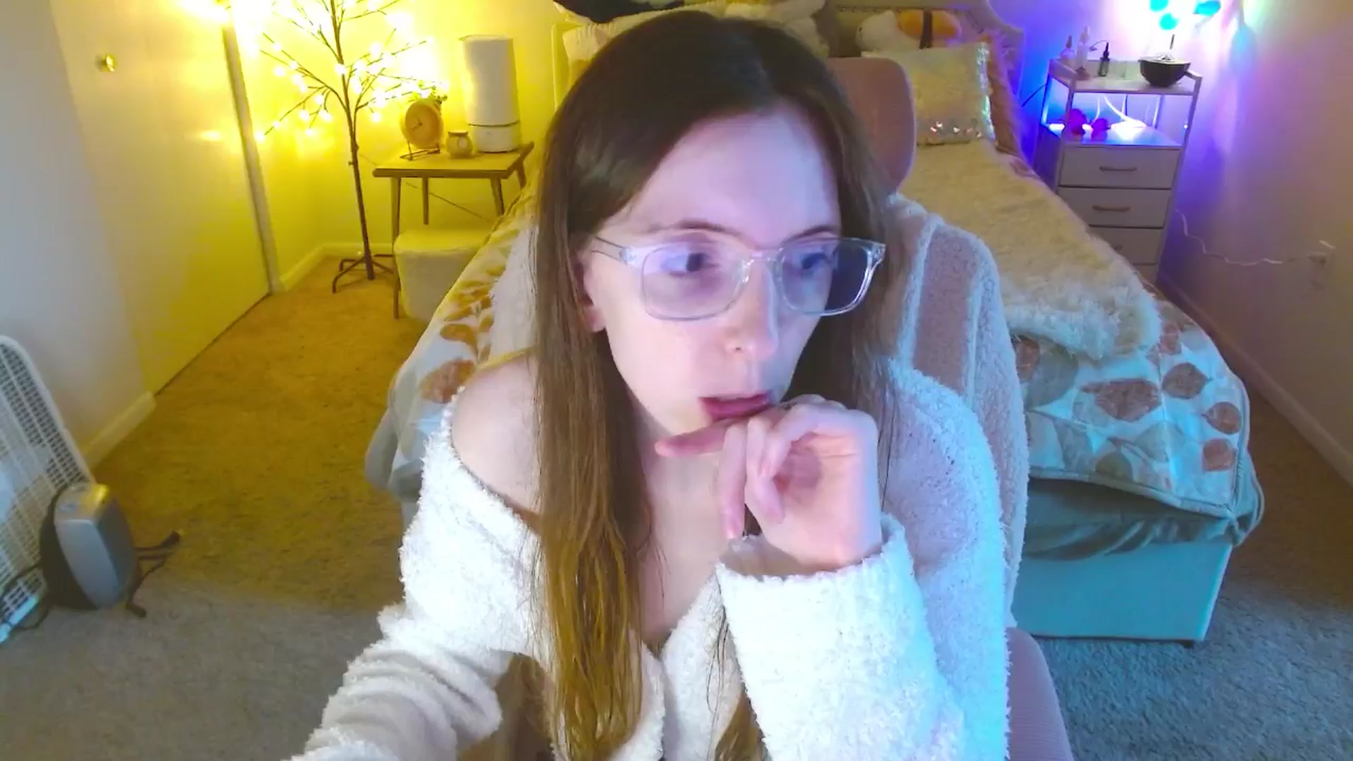 Gallery image thumbnail from MangoMae's myfreecams stream on, 10/03/2024, 23:23 image 11 of 20