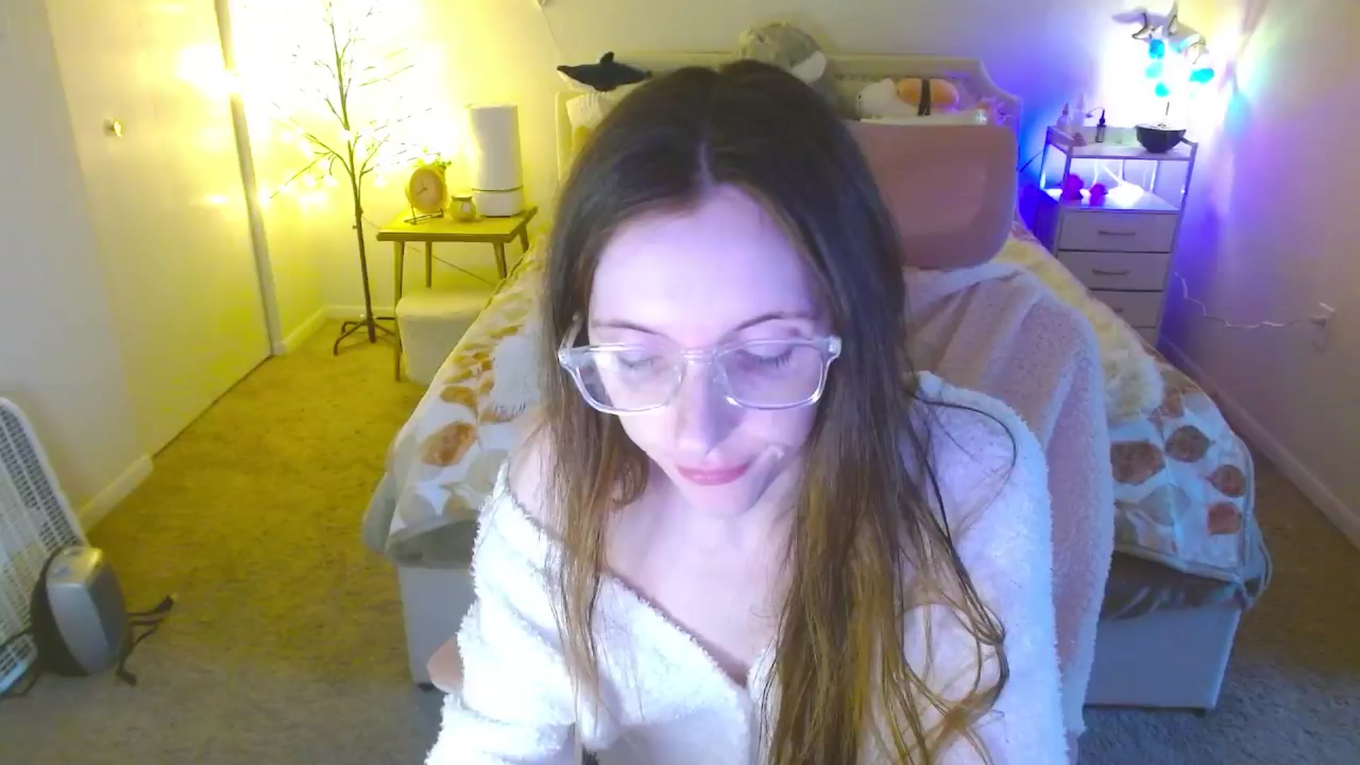 Gallery image thumbnail from MangoMae's myfreecams stream on, 10/03/2024, 23:23 image 18 of 20
