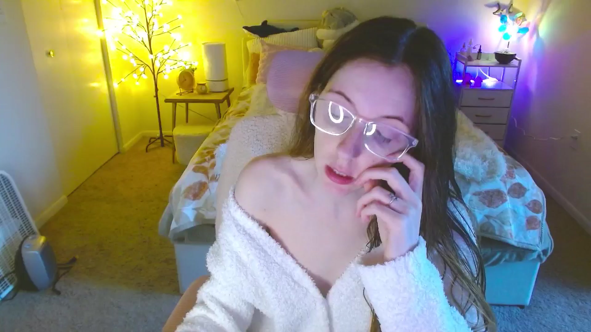 Gallery image thumbnail from MangoMae's myfreecams stream on, 10/03/2024, 23:23 image 5 of 20