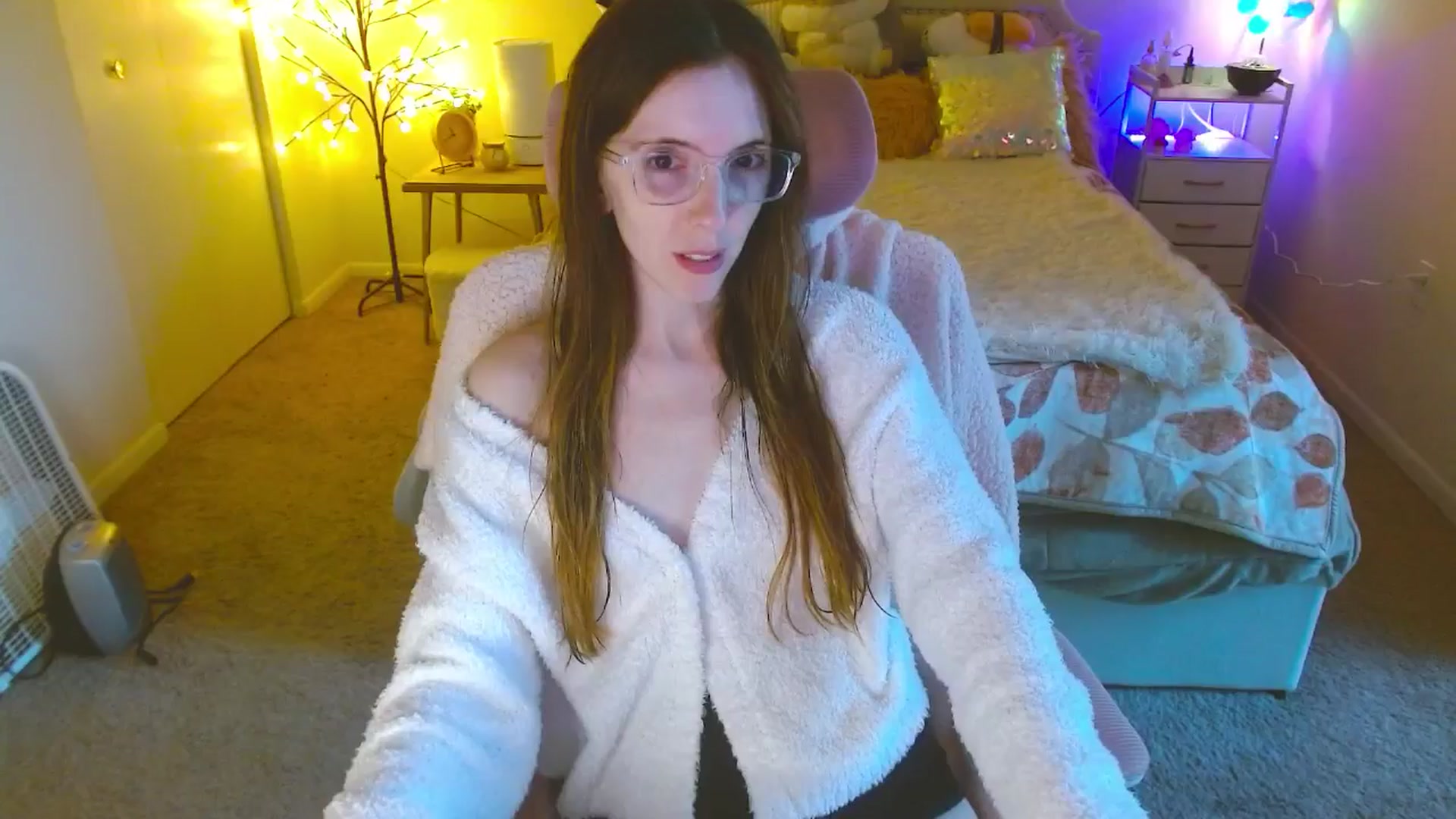 Gallery image thumbnail from MangoMae's myfreecams stream on, 10/03/2024, 23:23 image 8 of 20