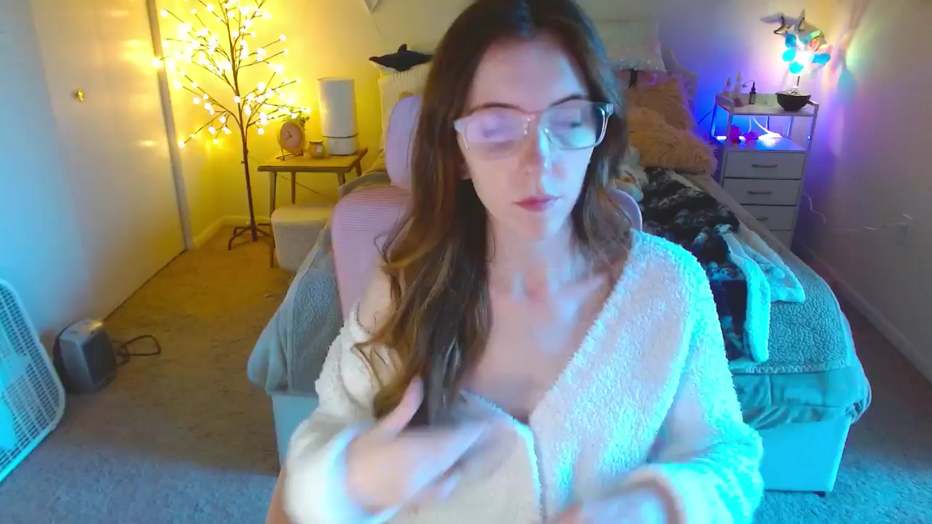 Gallery image thumbnail from MangoMae's myfreecams stream on, 10/05/2024, 15:39 image 16 of 20