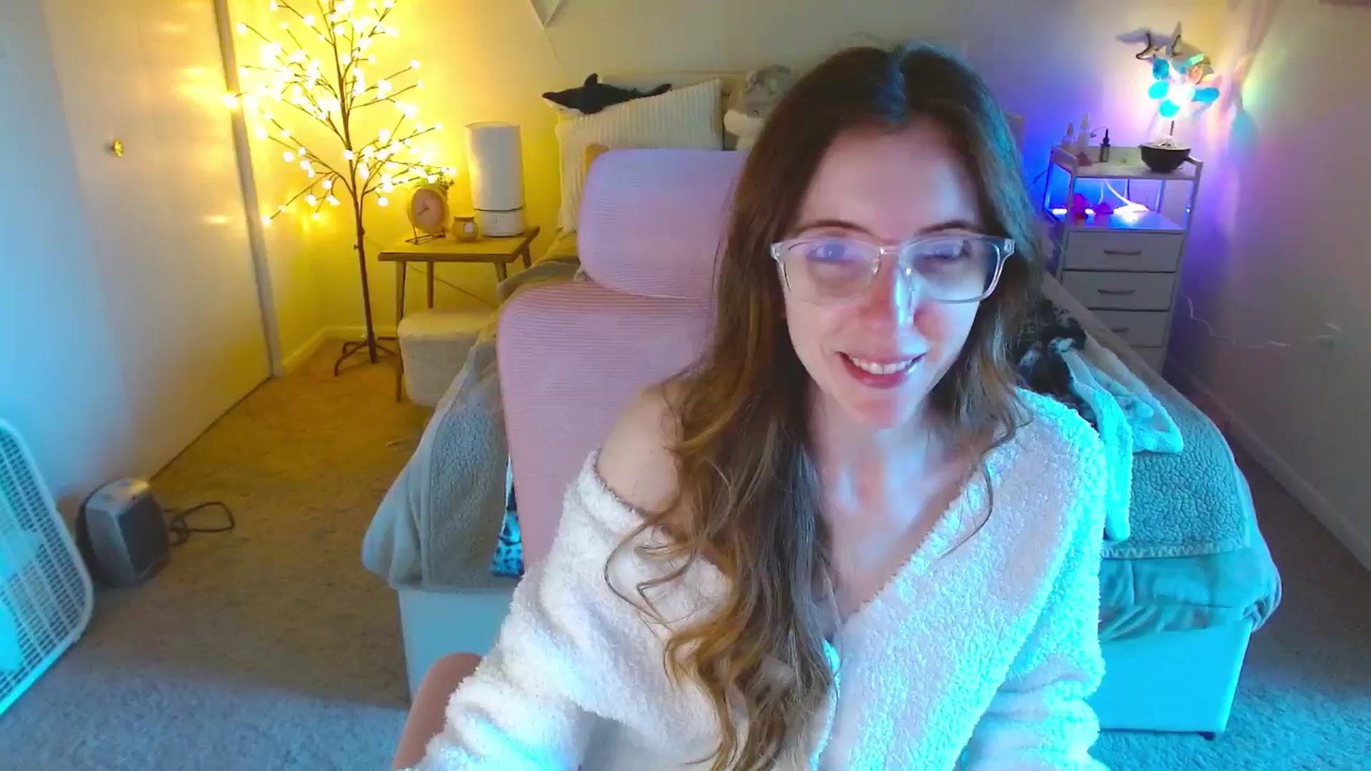 Gallery image thumbnail from MangoMae's myfreecams stream on, 10/05/2024, 15:39 image 15 of 20