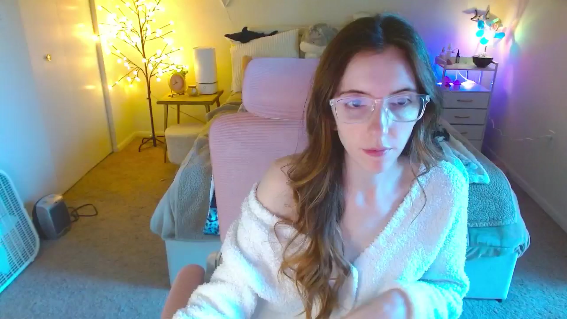 Gallery image thumbnail from MangoMae's myfreecams stream on, 10/05/2024, 15:39 image 17 of 20