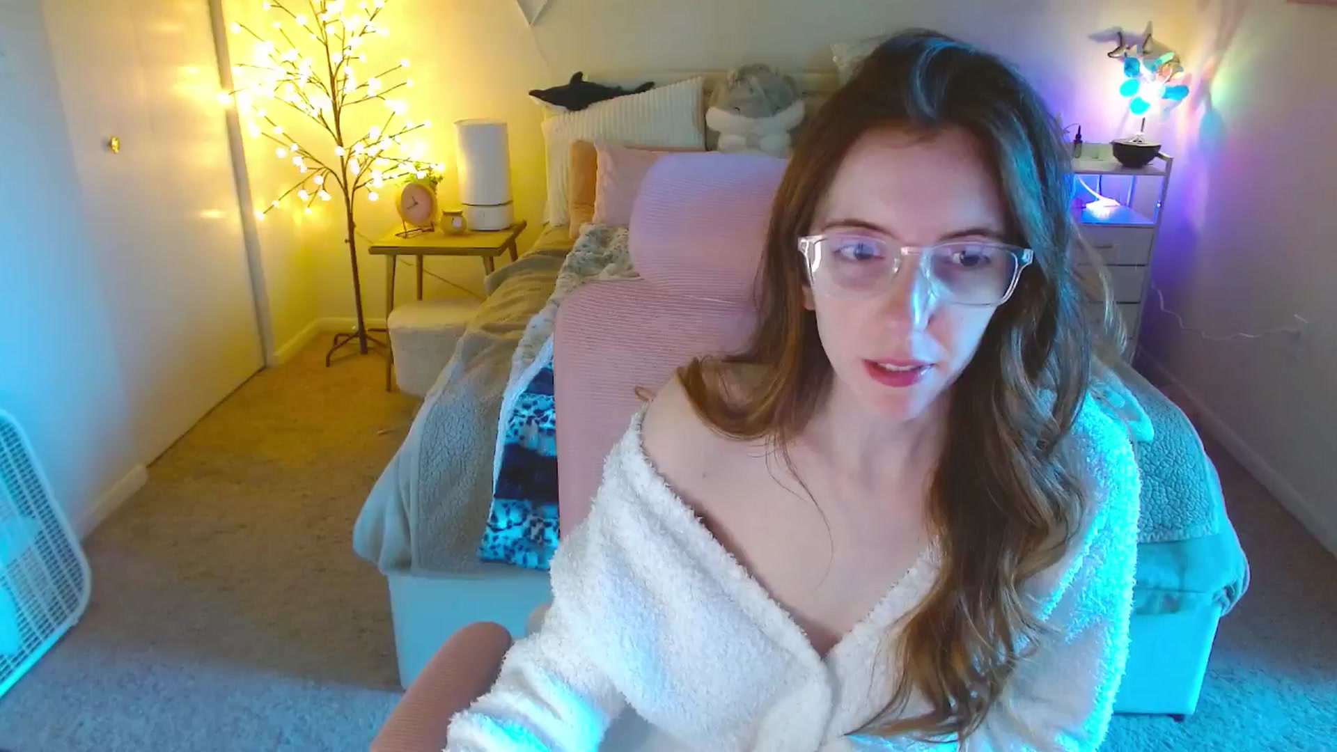 Gallery image thumbnail from MangoMae's myfreecams stream on, 10/05/2024, 15:39 image 9 of 20