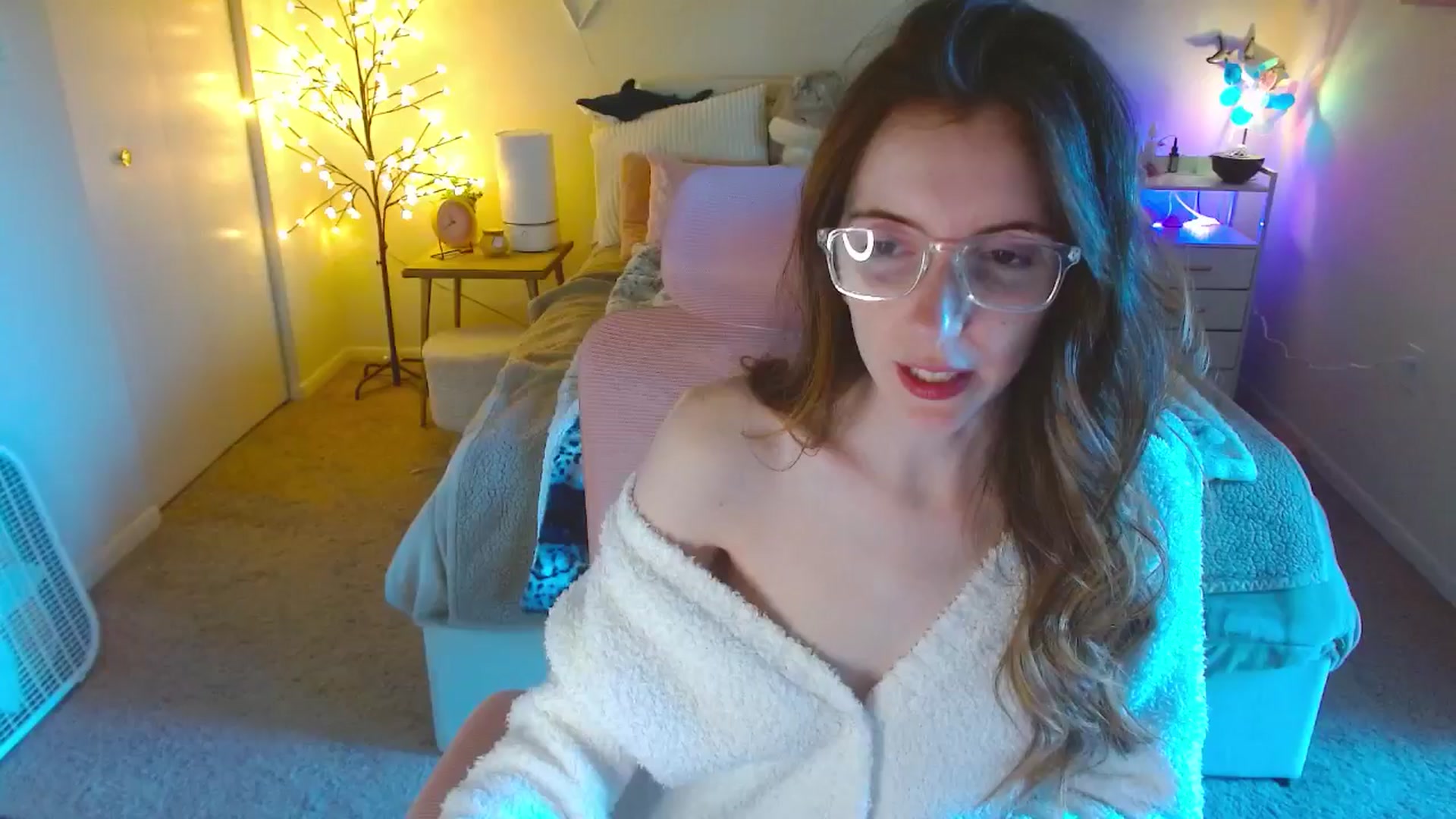 Gallery image thumbnail from MangoMae's myfreecams stream on, 10/05/2024, 15:39 image 4 of 20