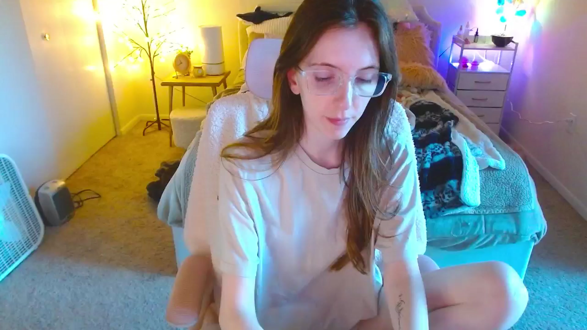 Gallery image thumbnail from MangoMae's myfreecams stream on, 10/07/2024, 22:40 image 15 of 20