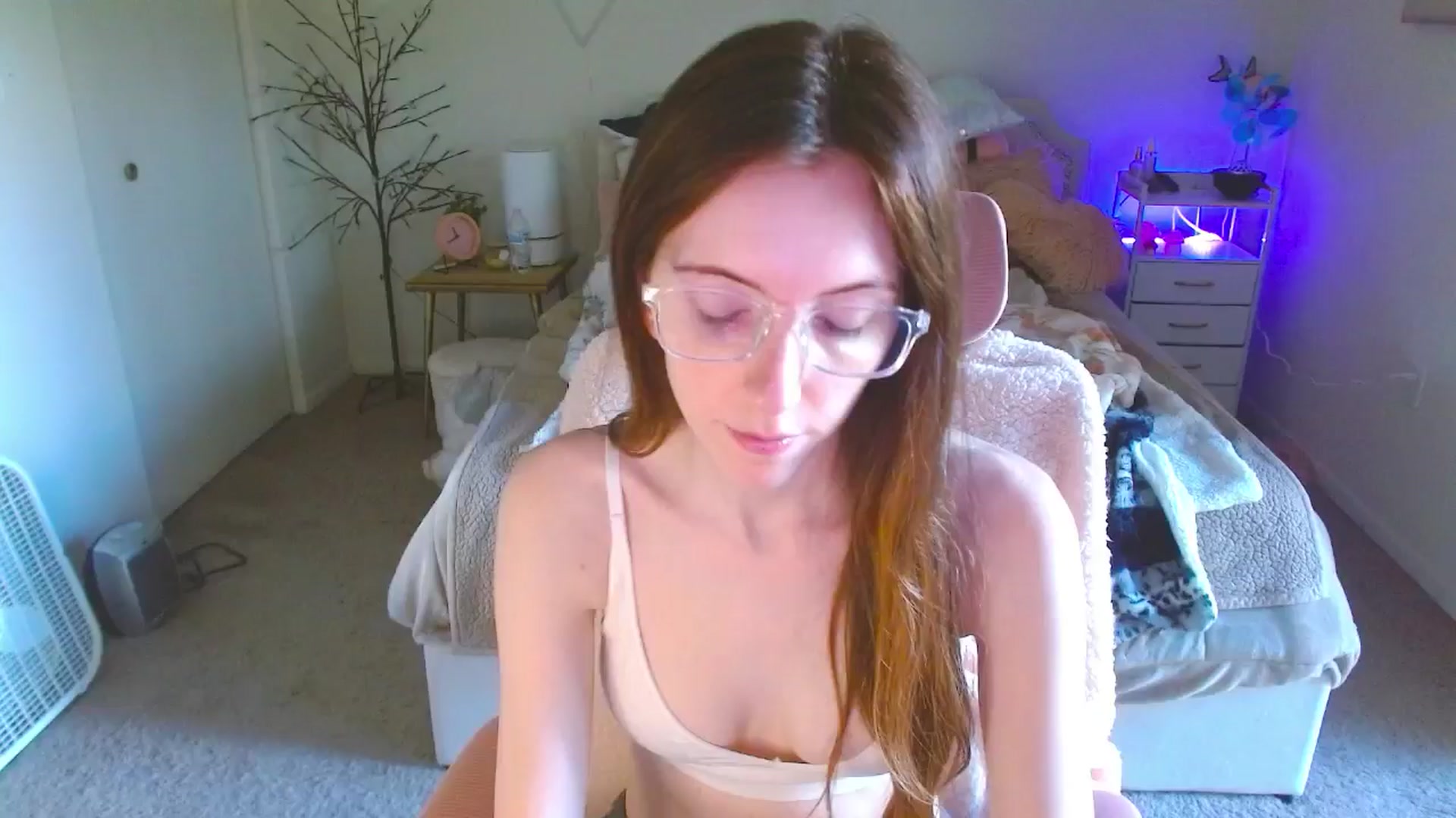 Gallery image thumbnail from MangoMae's myfreecams stream on, 10/14/2024, 17:03 image 8 of 20