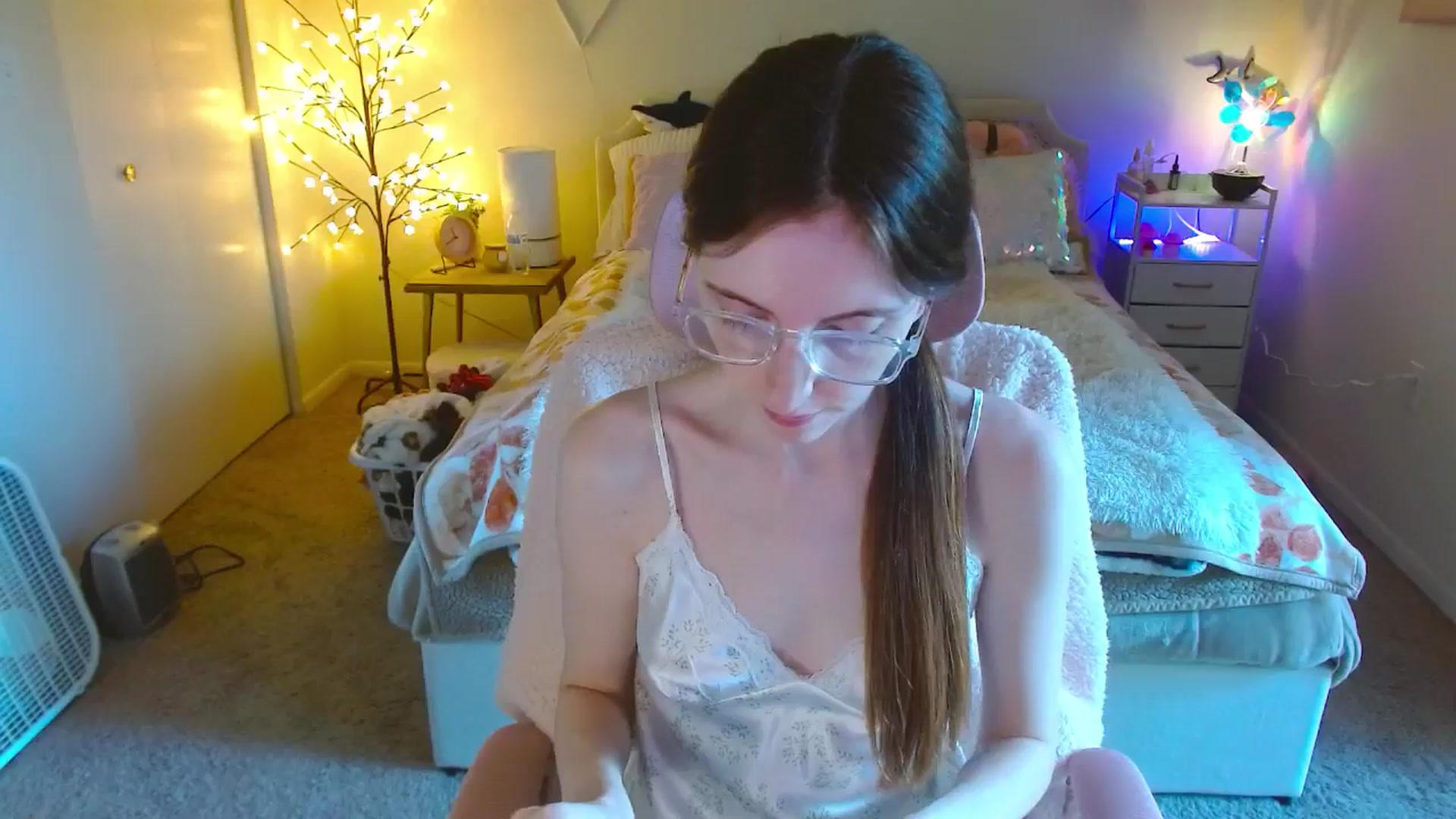 Gallery image thumbnail from MangoMae's myfreecams stream on, 10/15/2024, 17:39 image 11 of 20