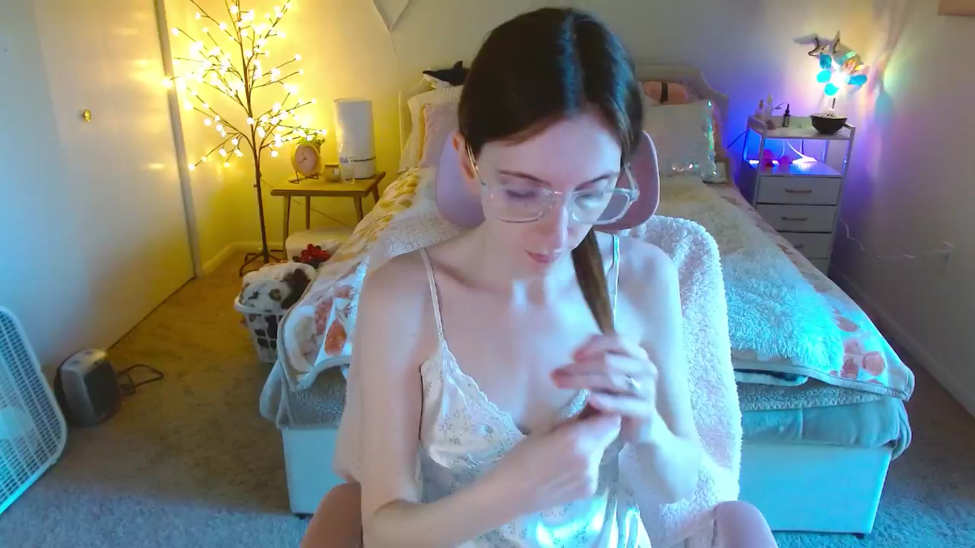 Gallery image thumbnail from MangoMae's myfreecams stream on, 10/15/2024, 17:39 image 7 of 20