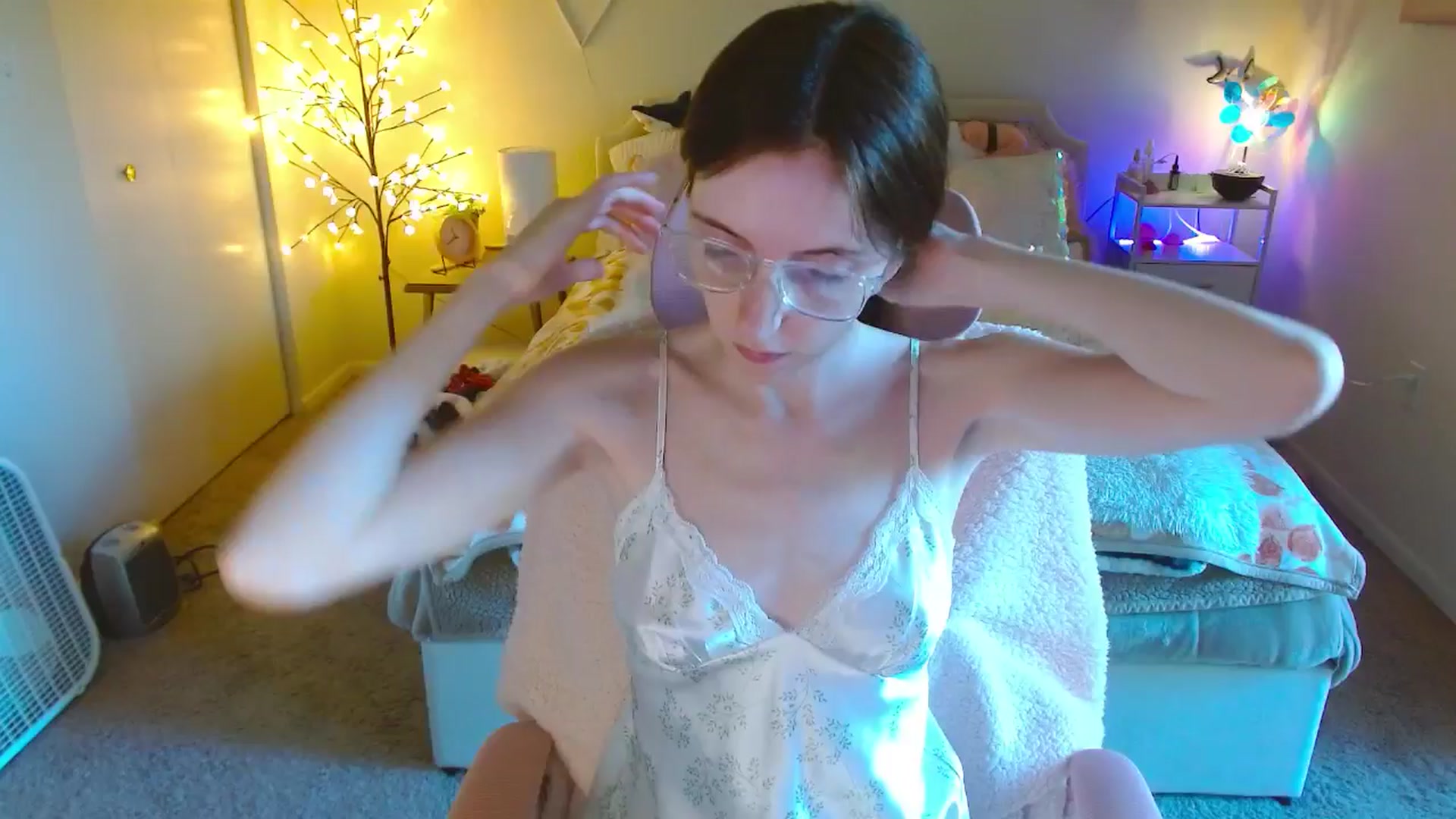 Gallery image thumbnail from MangoMae's myfreecams stream on, 10/15/2024, 17:39 image 6 of 20
