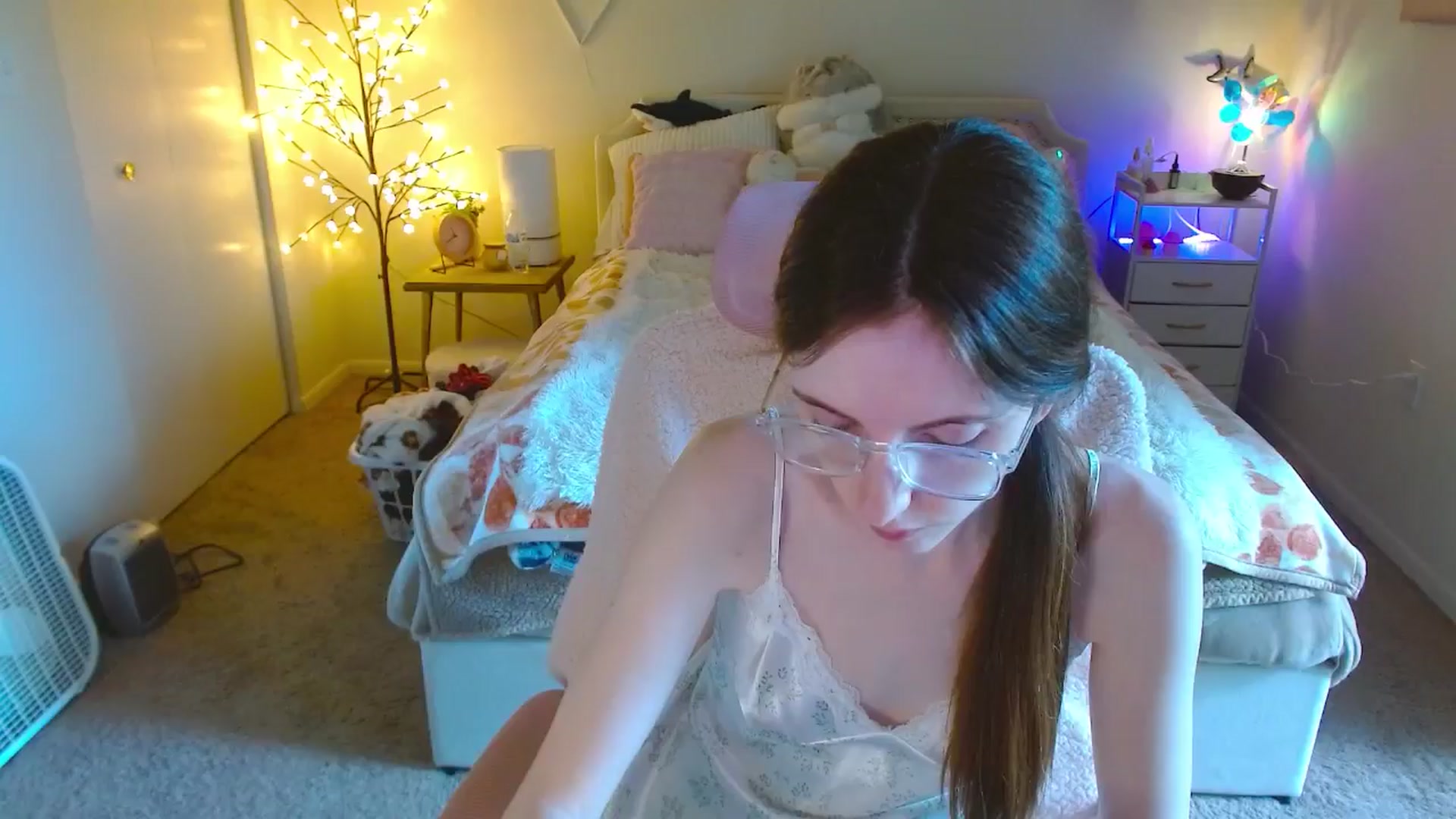 Gallery image thumbnail from MangoMae's myfreecams stream on, 10/15/2024, 17:39 image 17 of 20