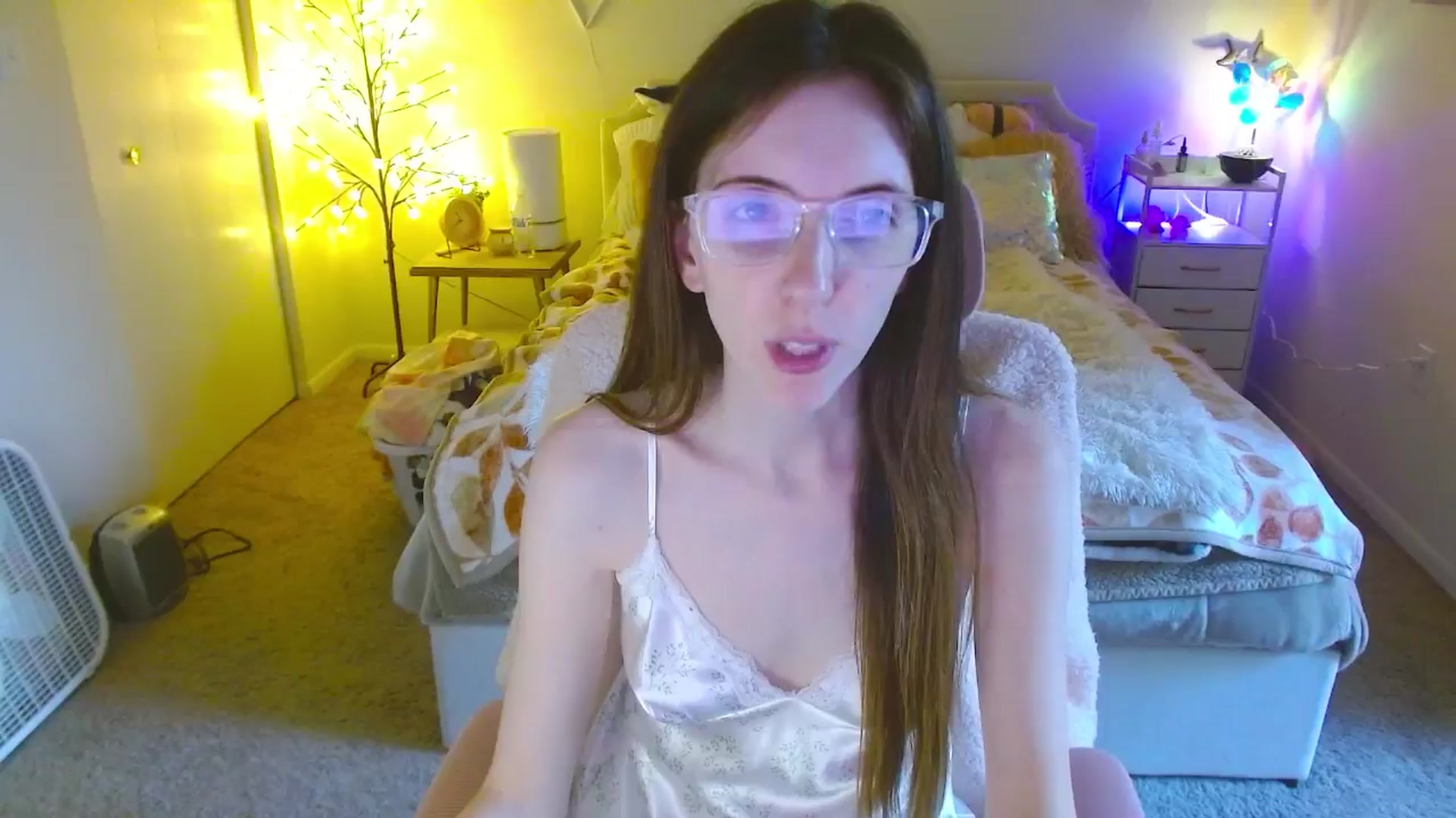 Gallery image thumbnail from MangoMae's myfreecams stream on, 10/15/2024, 22:23 image 17 of 20