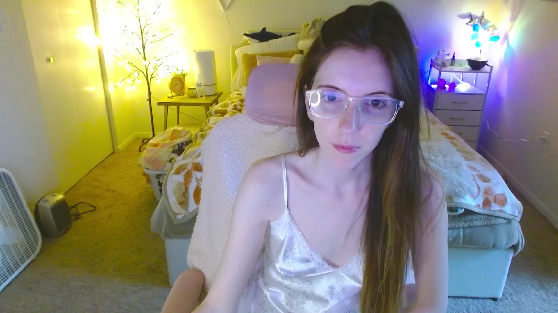 Gallery image thumbnail from MangoMae's myfreecams stream on, 10/15/2024, 22:23 image 19 of 20
