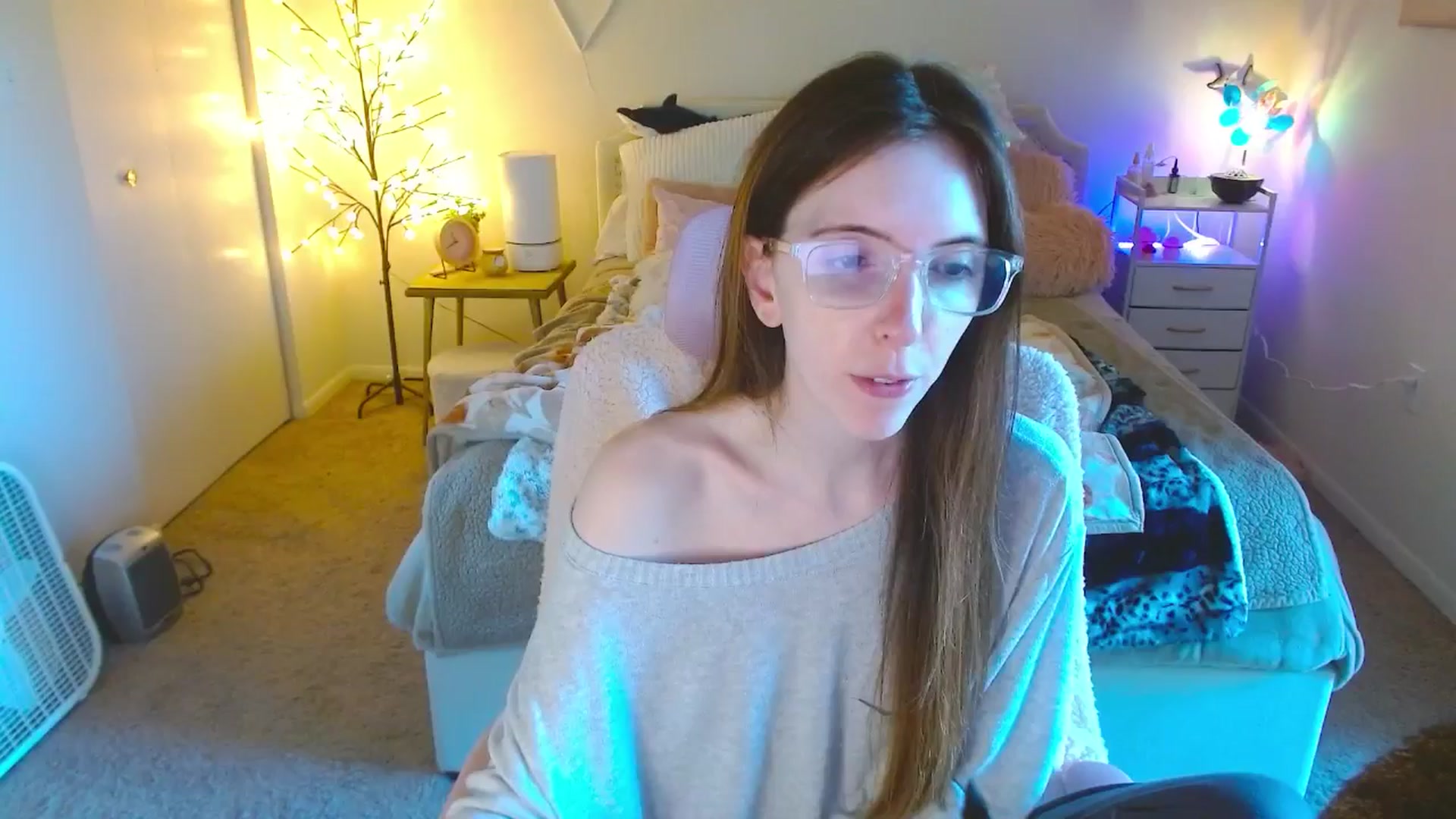 Gallery image thumbnail from MangoMae's myfreecams stream on, 10/19/2024, 16:29 image 17 of 20