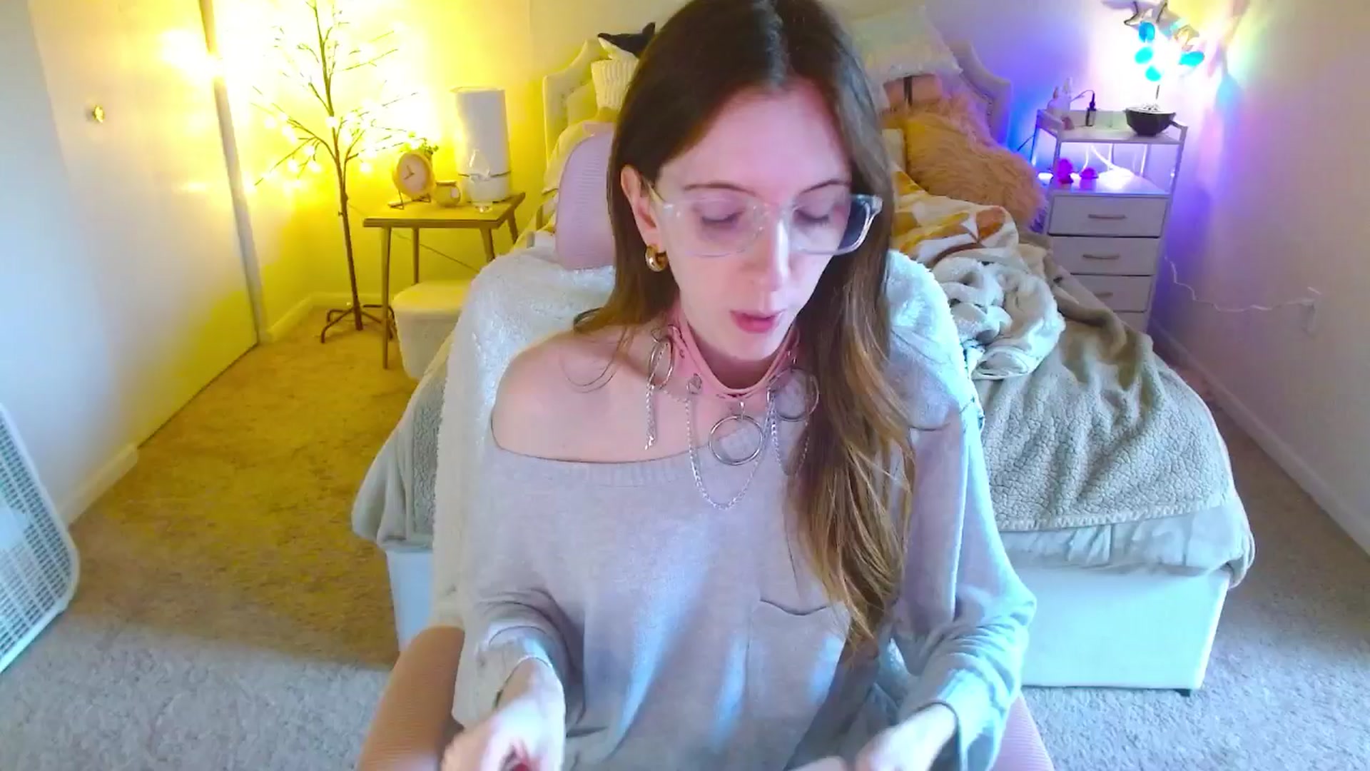 Gallery image thumbnail from MangoMae's myfreecams stream on, 10/25/2024, 22:09 image 13 of 20
