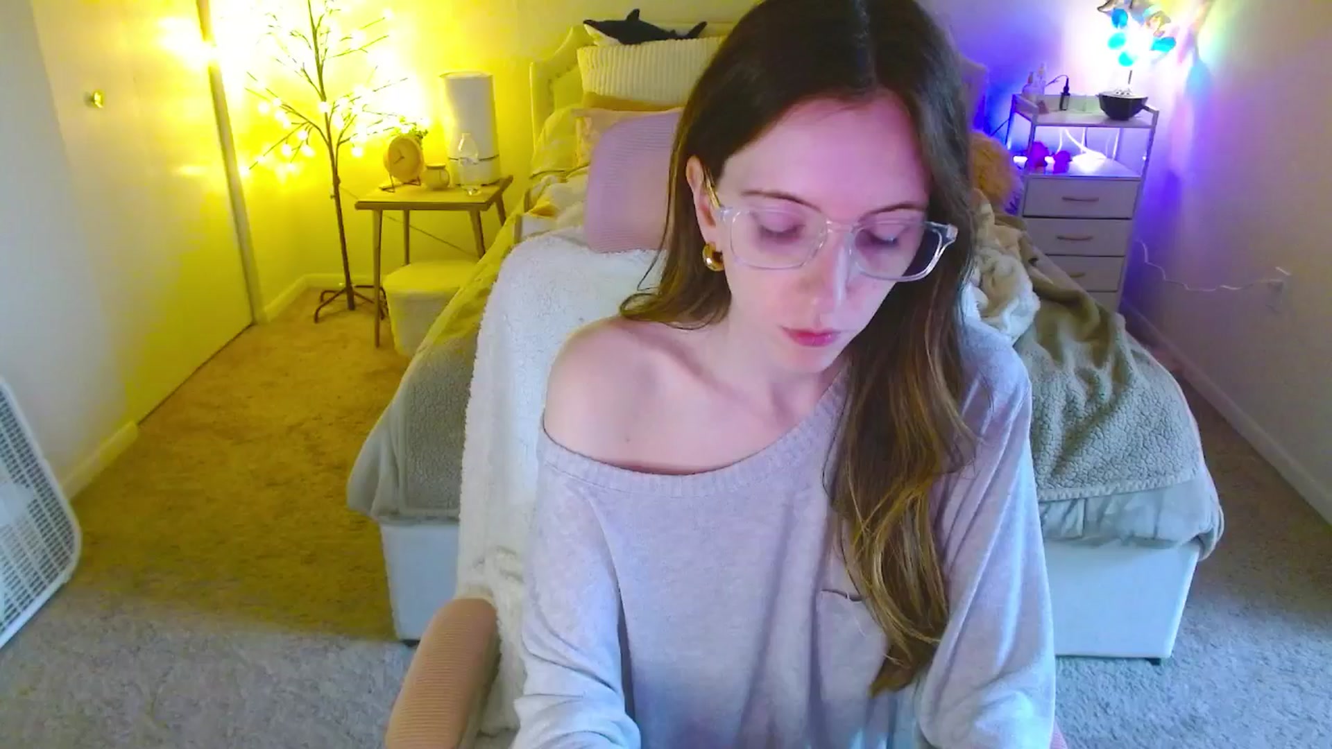 Gallery image thumbnail from MangoMae's myfreecams stream on, 10/25/2024, 22:09 image 19 of 20