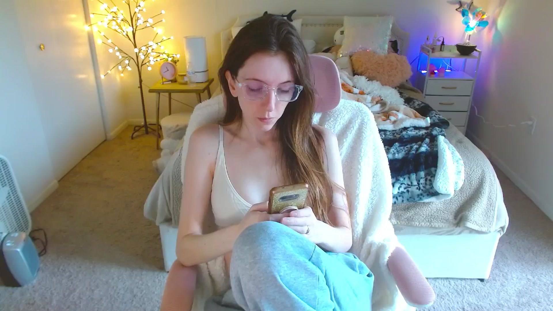 Gallery image thumbnail from MangoMae's myfreecams stream on, 11/03/2024, 17:06 image 17 of 20