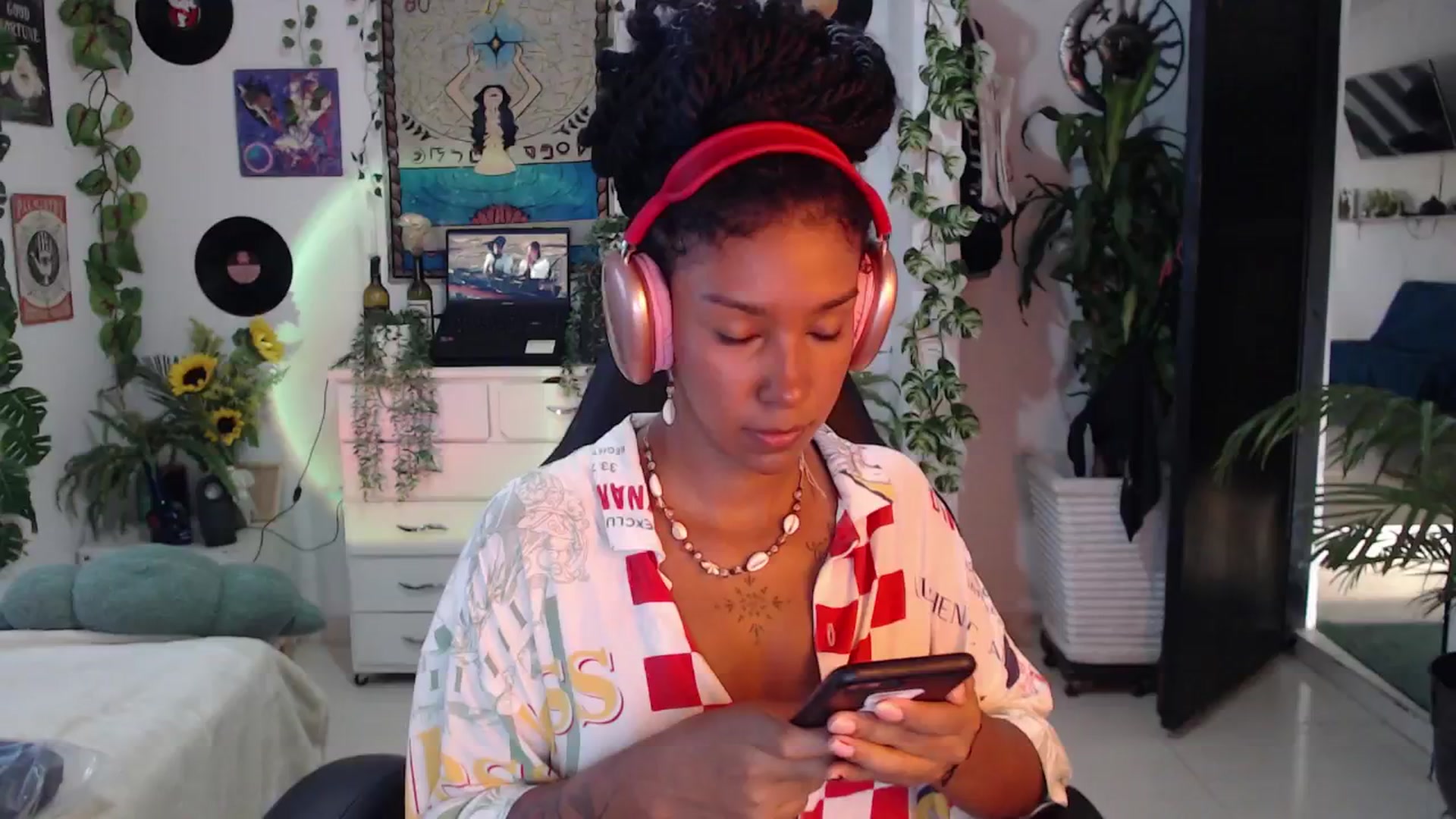 Gallery image thumbnail from MarWitch777's myfreecams stream on, 11/22/2024, 22:57 image 8 of 20
