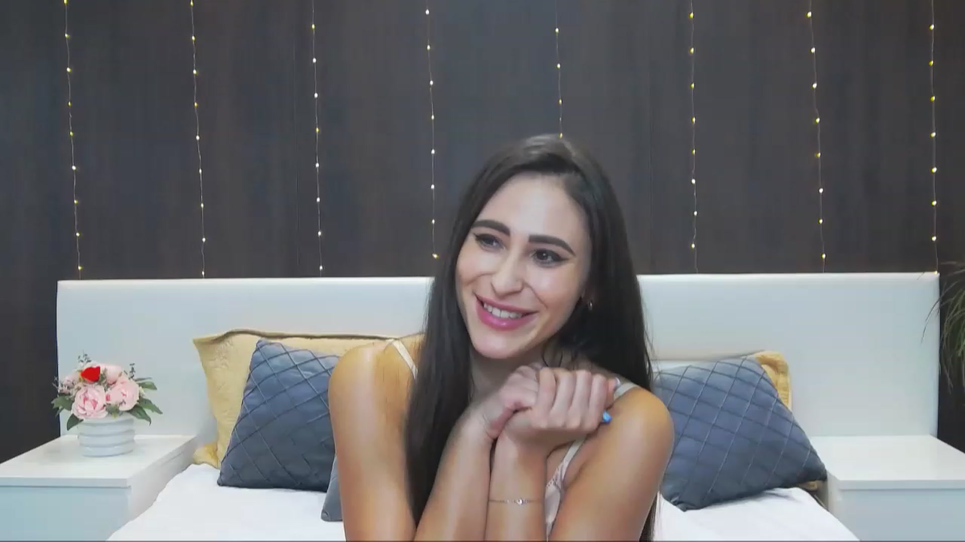 Gallery image thumbnail from MaraHari's myfreecams stream on, 12/04/2022, 19:36 image 3 of 20