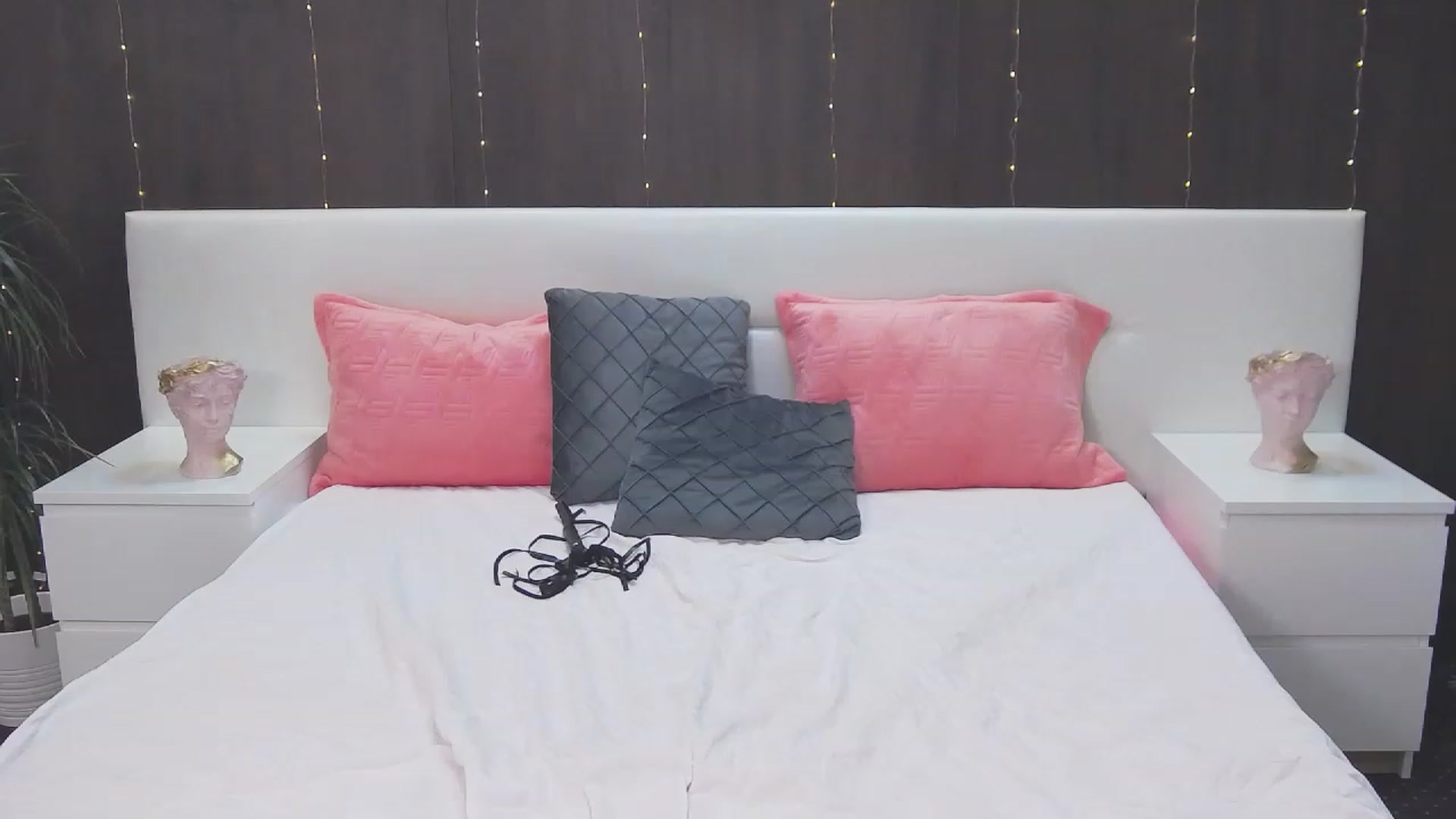 Gallery image thumbnail from MaraHari's myfreecams stream on, 03/15/2023, 20:00 image 2 of 20