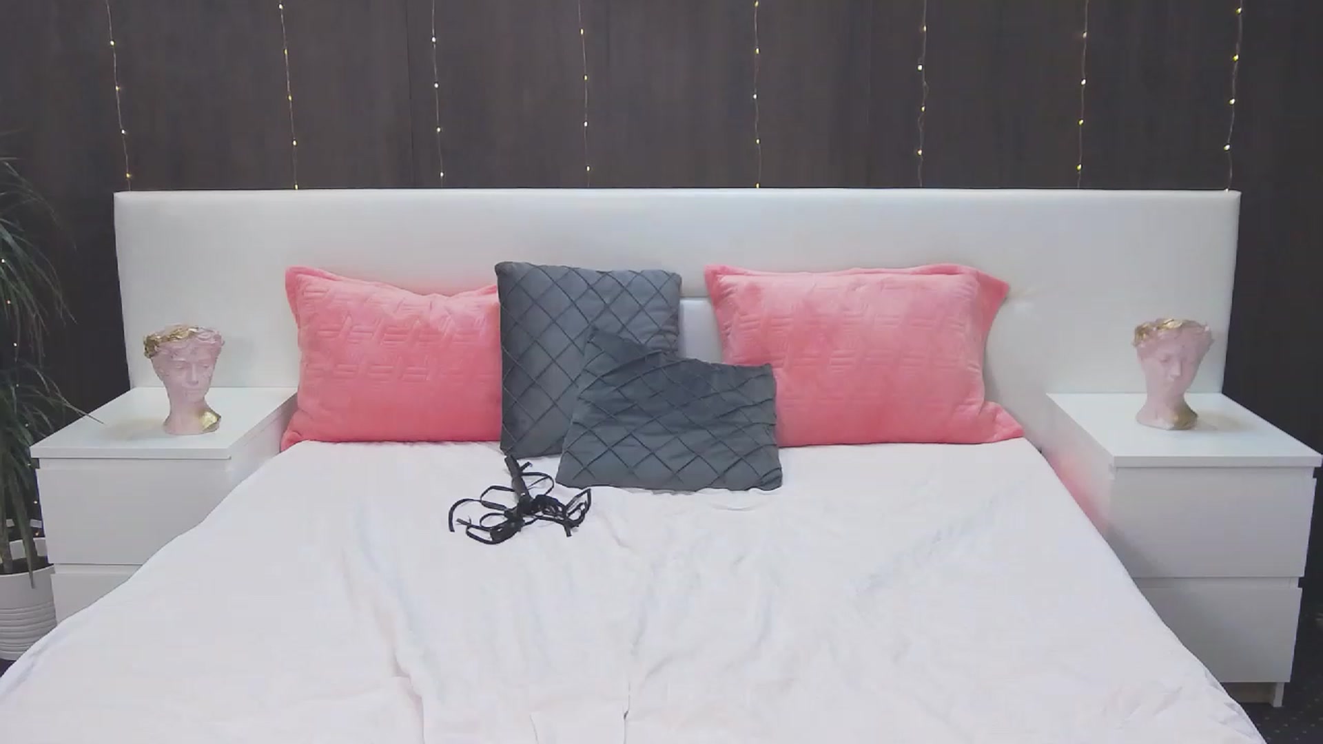 Gallery image thumbnail from MaraHari's myfreecams stream on, 03/15/2023, 20:00 image 4 of 20