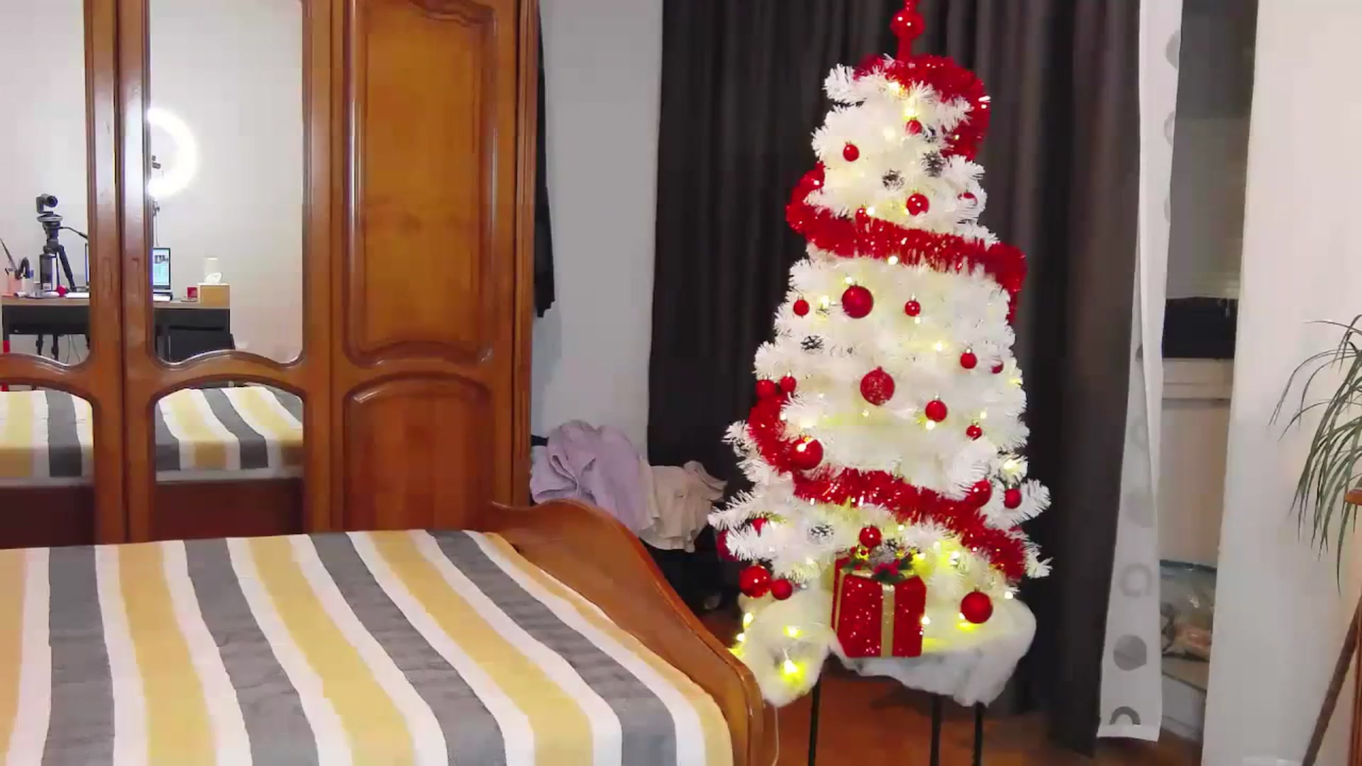 Gallery image thumbnail from MaraHari's myfreecams stream on, 12/18/2023, 18:45 image 2 of 20