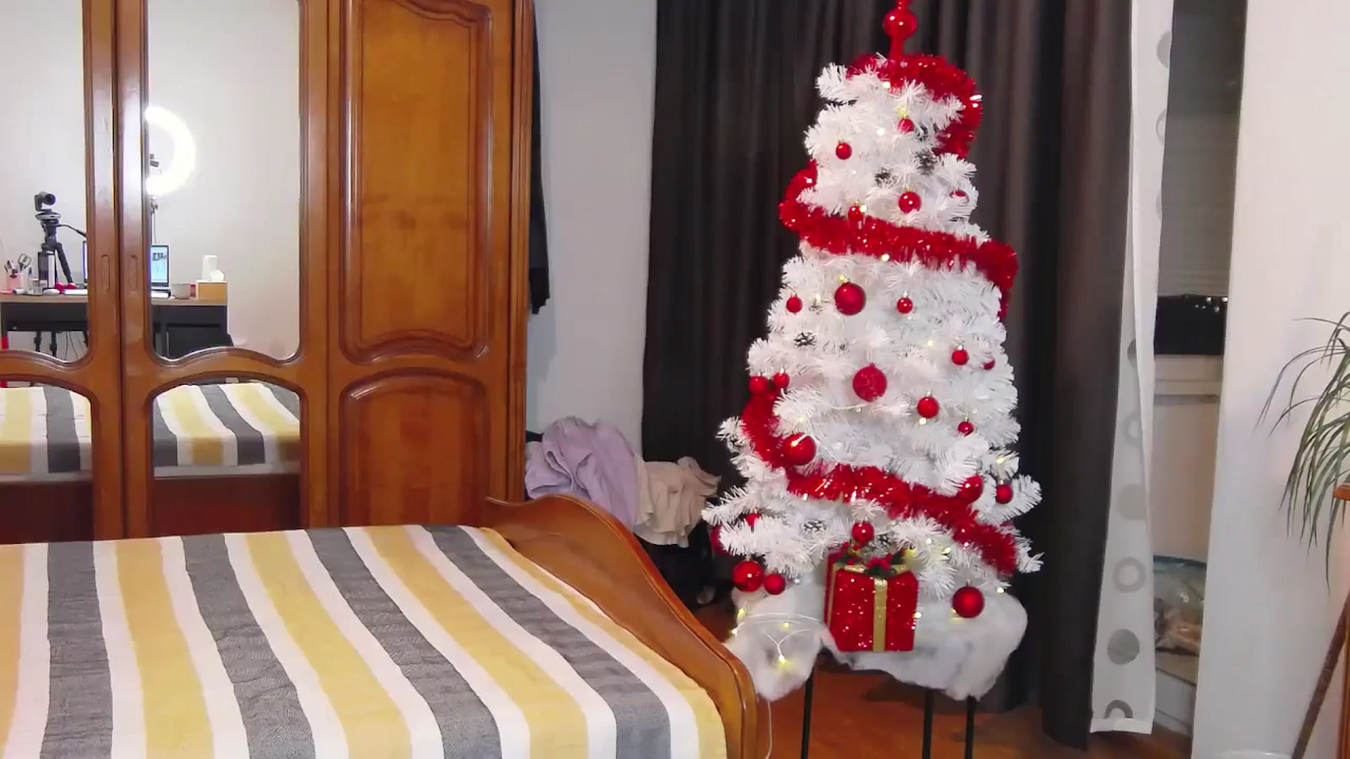 Gallery image thumbnail from MaraHari's myfreecams stream on, 12/18/2023, 18:45 image 12 of 20