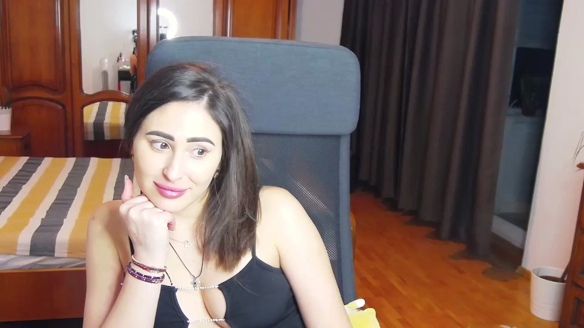 Gallery image thumbnail from MaraHari's myfreecams stream on, 03/22/2024, 21:01 image 16 of 20