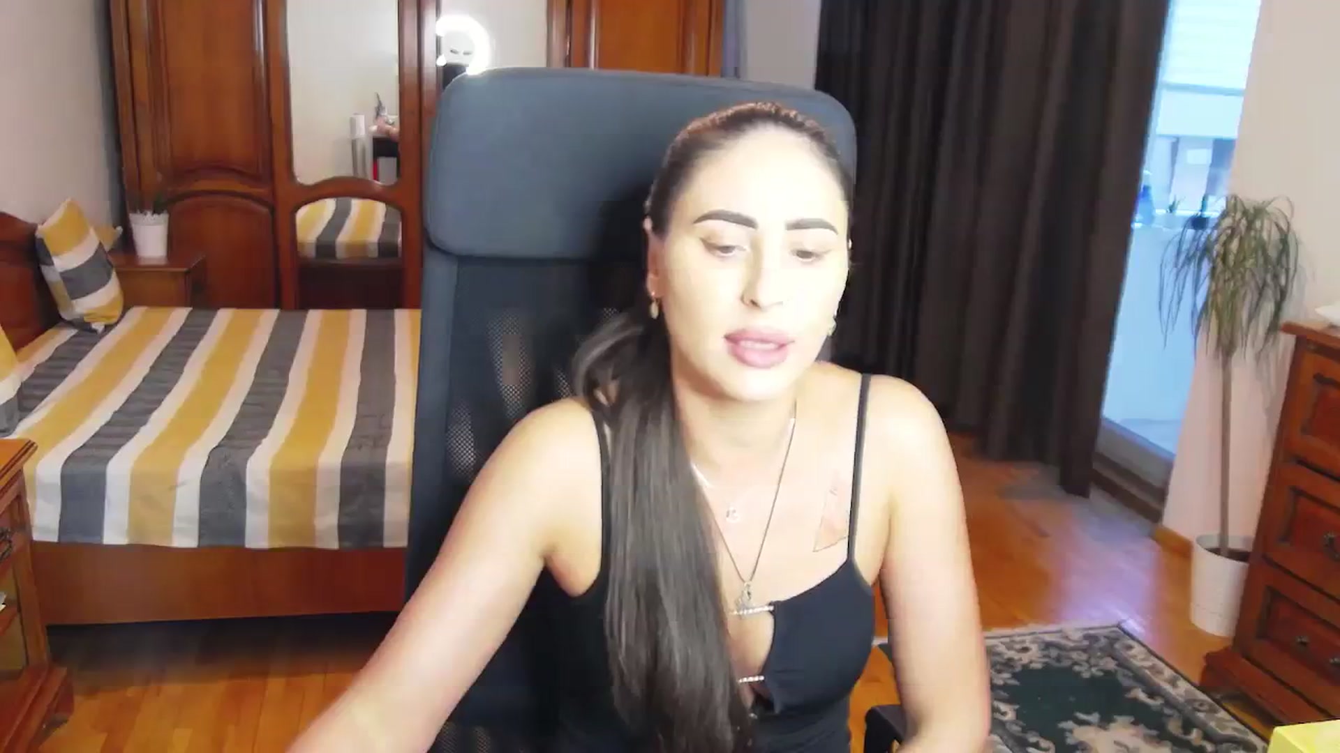 Gallery image thumbnail from MaraHari's myfreecams stream on, 04/12/2024, 16:50 image 6 of 20