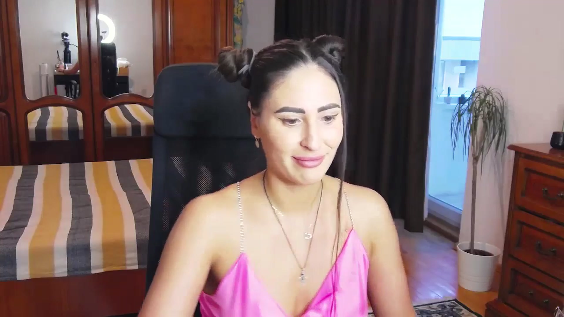 Gallery image thumbnail from MaraHari's myfreecams stream on, 04/28/2024, 17:14 image 10 of 20