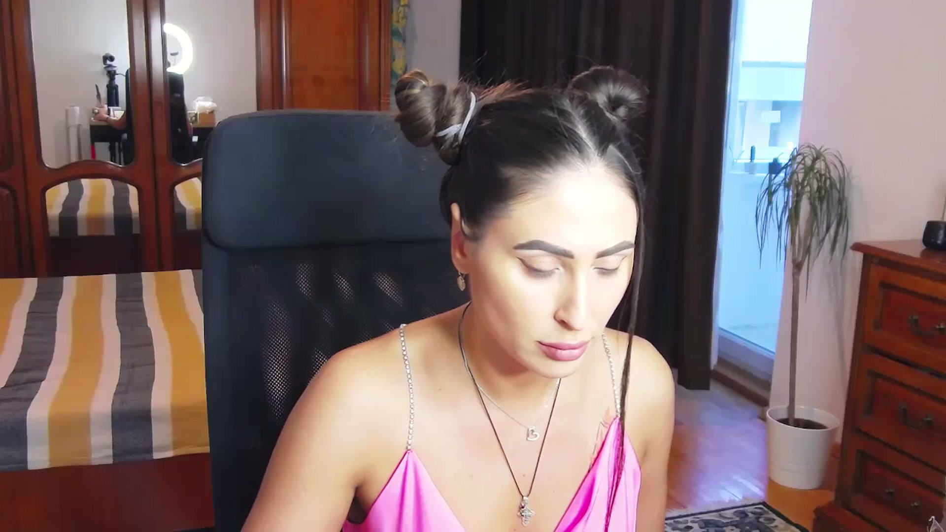Gallery image thumbnail from MaraHari's myfreecams stream on, 04/28/2024, 17:14 image 5 of 20