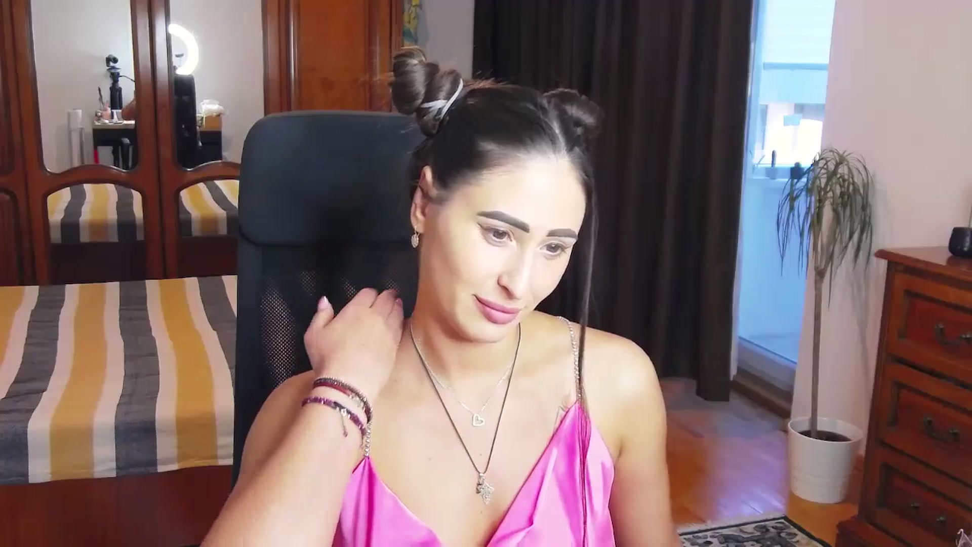 Gallery image thumbnail from MaraHari's myfreecams stream on, 04/28/2024, 17:14 image 14 of 20