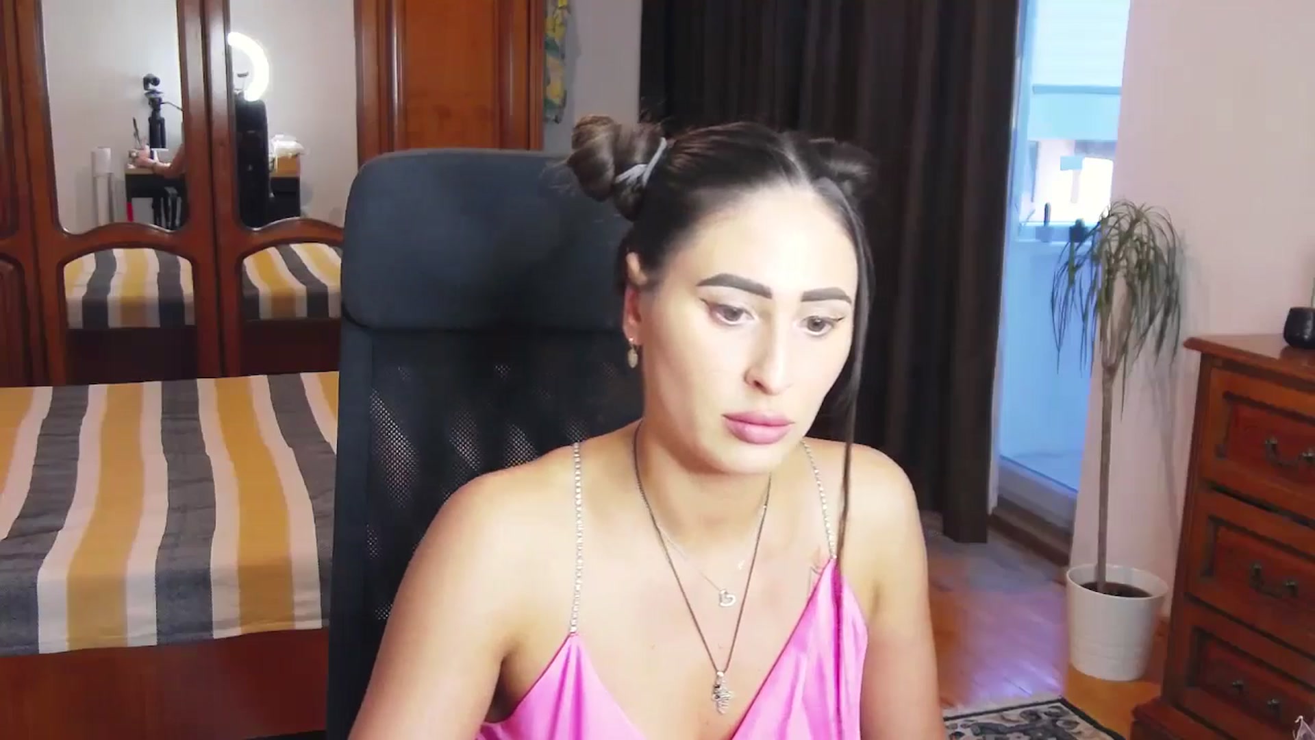 Gallery image thumbnail from MaraHari's myfreecams stream on, 04/28/2024, 17:14 image 15 of 20