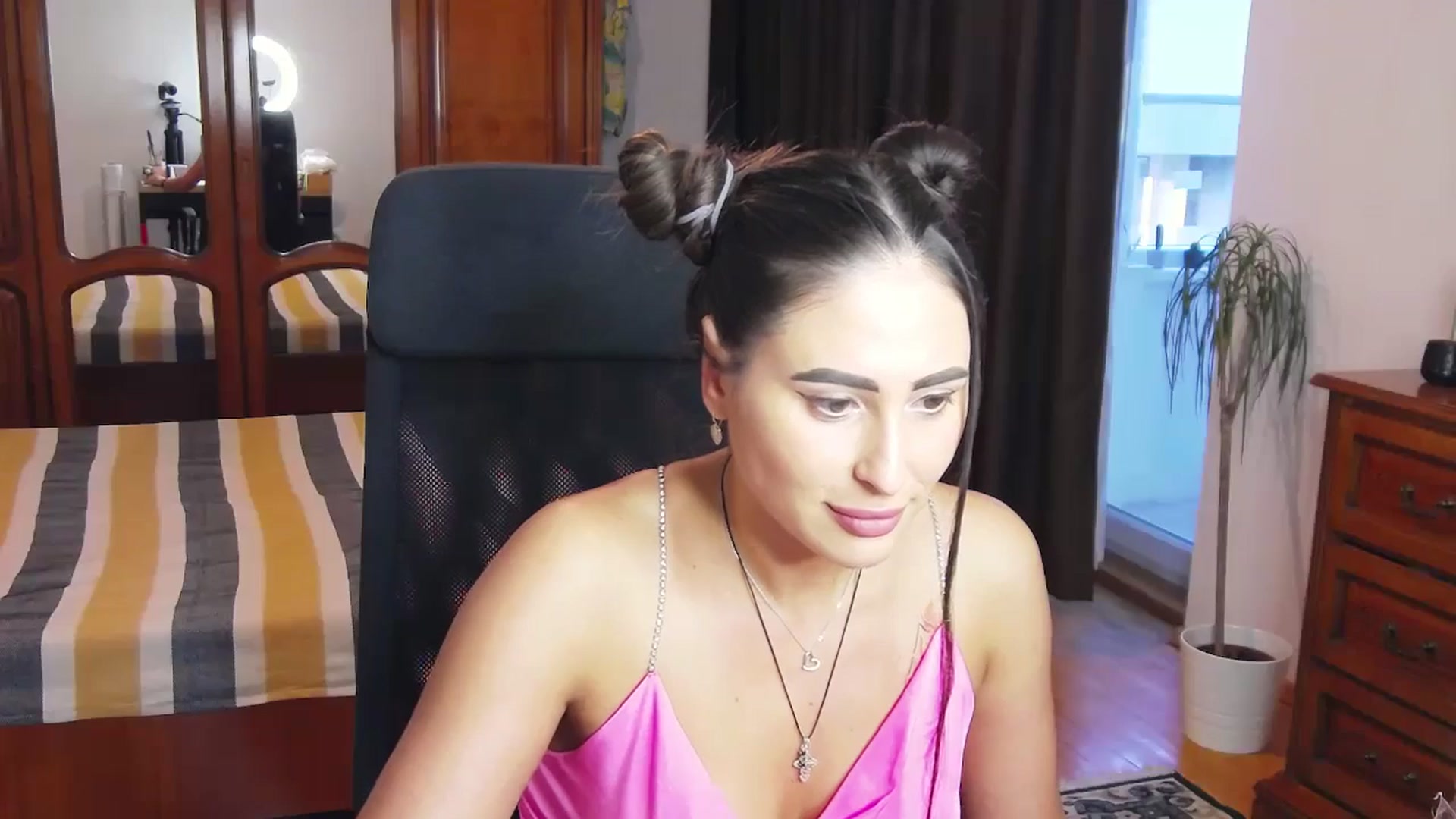 Gallery image thumbnail from MaraHari's myfreecams stream on, 04/28/2024, 17:14 image 12 of 20