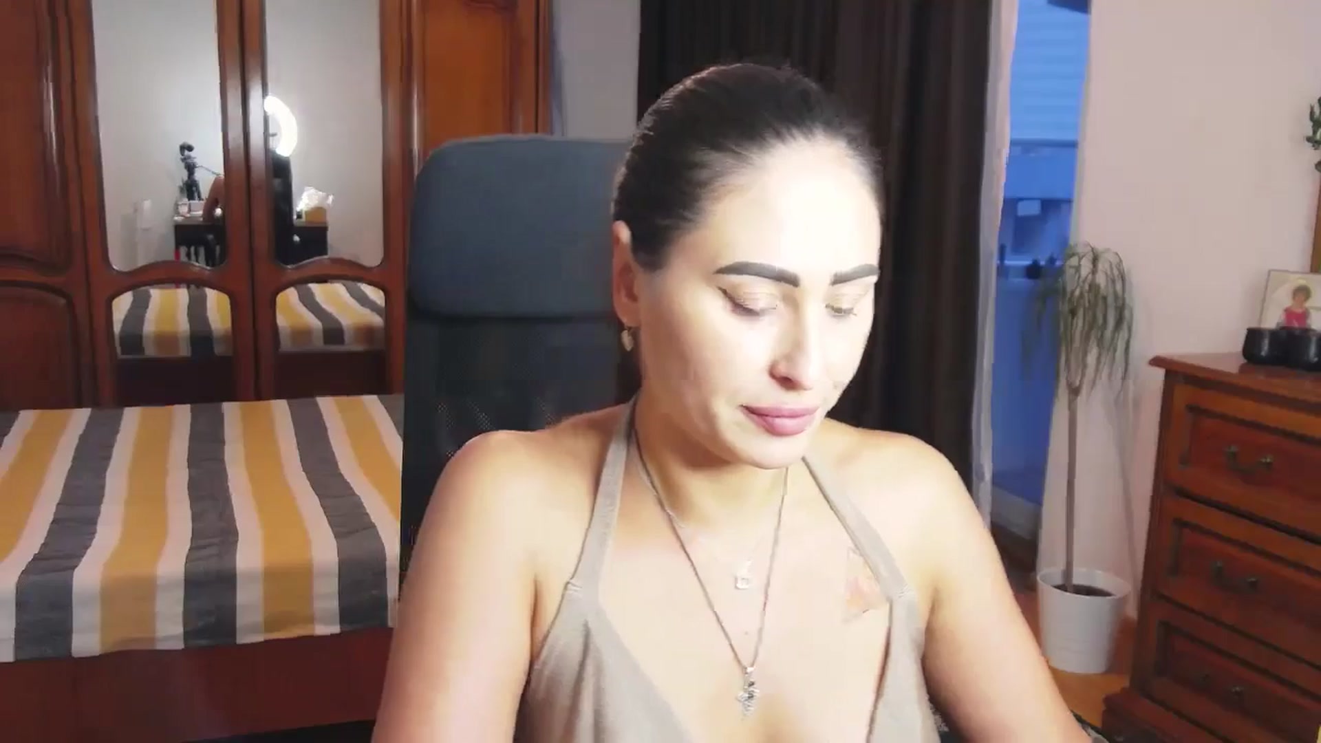 Gallery image thumbnail from MaraHari's myfreecams stream on, 05/24/2024, 18:36 image 15 of 20