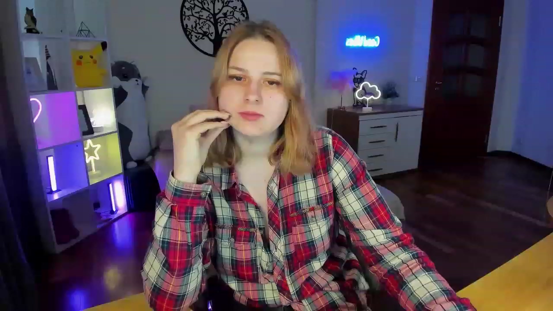 Gallery image thumbnail from MargoCalls's myfreecams stream on, 04/19/2023, 15:19 image 18 of 20