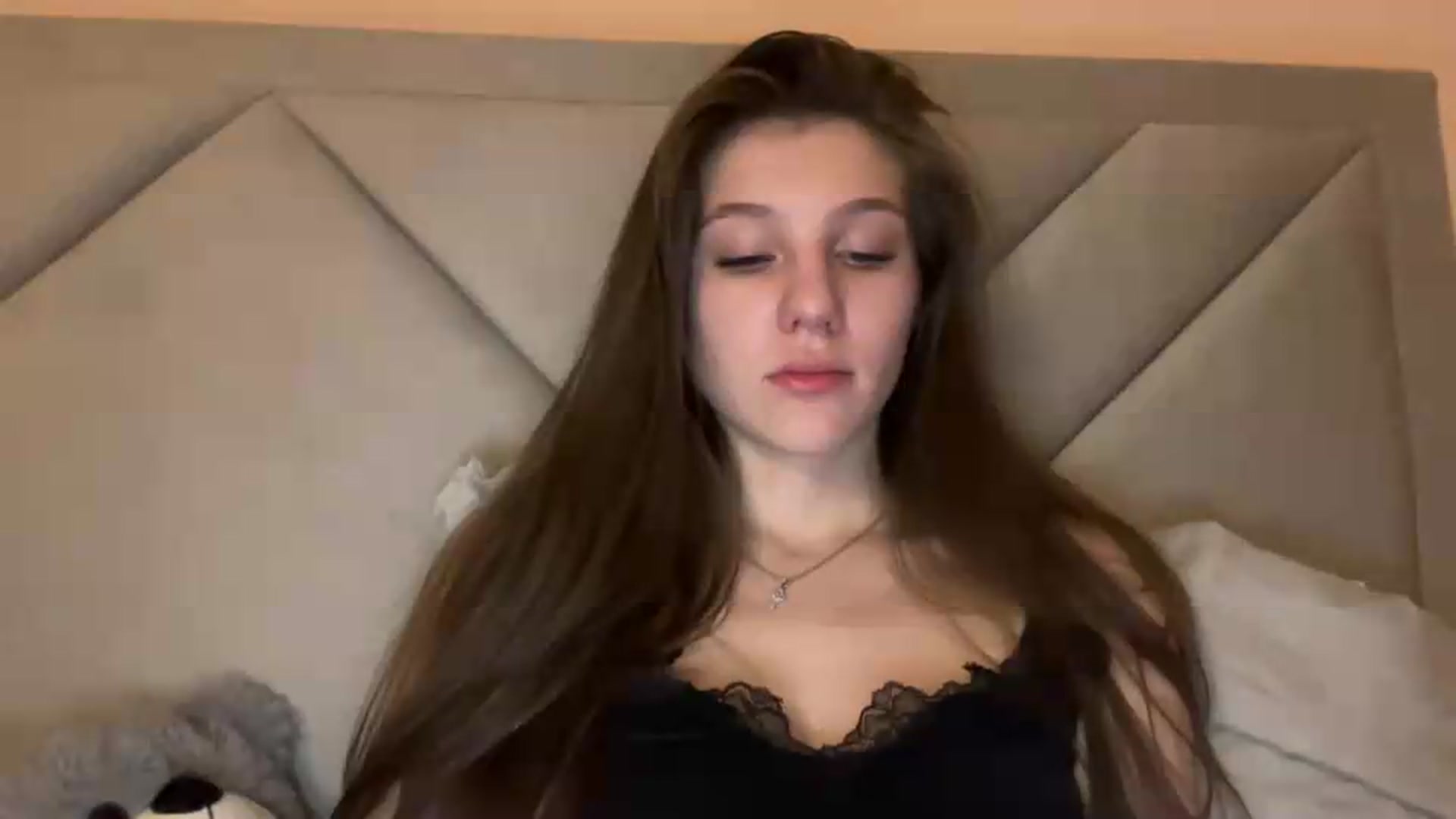 Gallery image thumbnail from MariRi's myfreecams stream on, 05/19/2026, 24:58 image 16 of 20